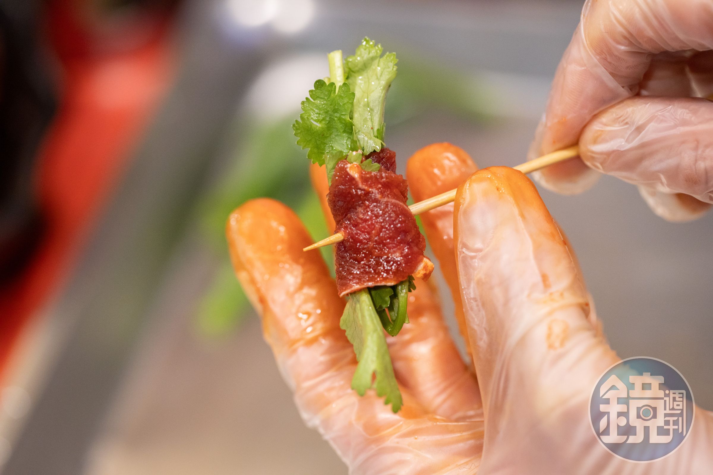 香菜牛肉看似簡單實則需要巧勁才能捲得漂亮不破。