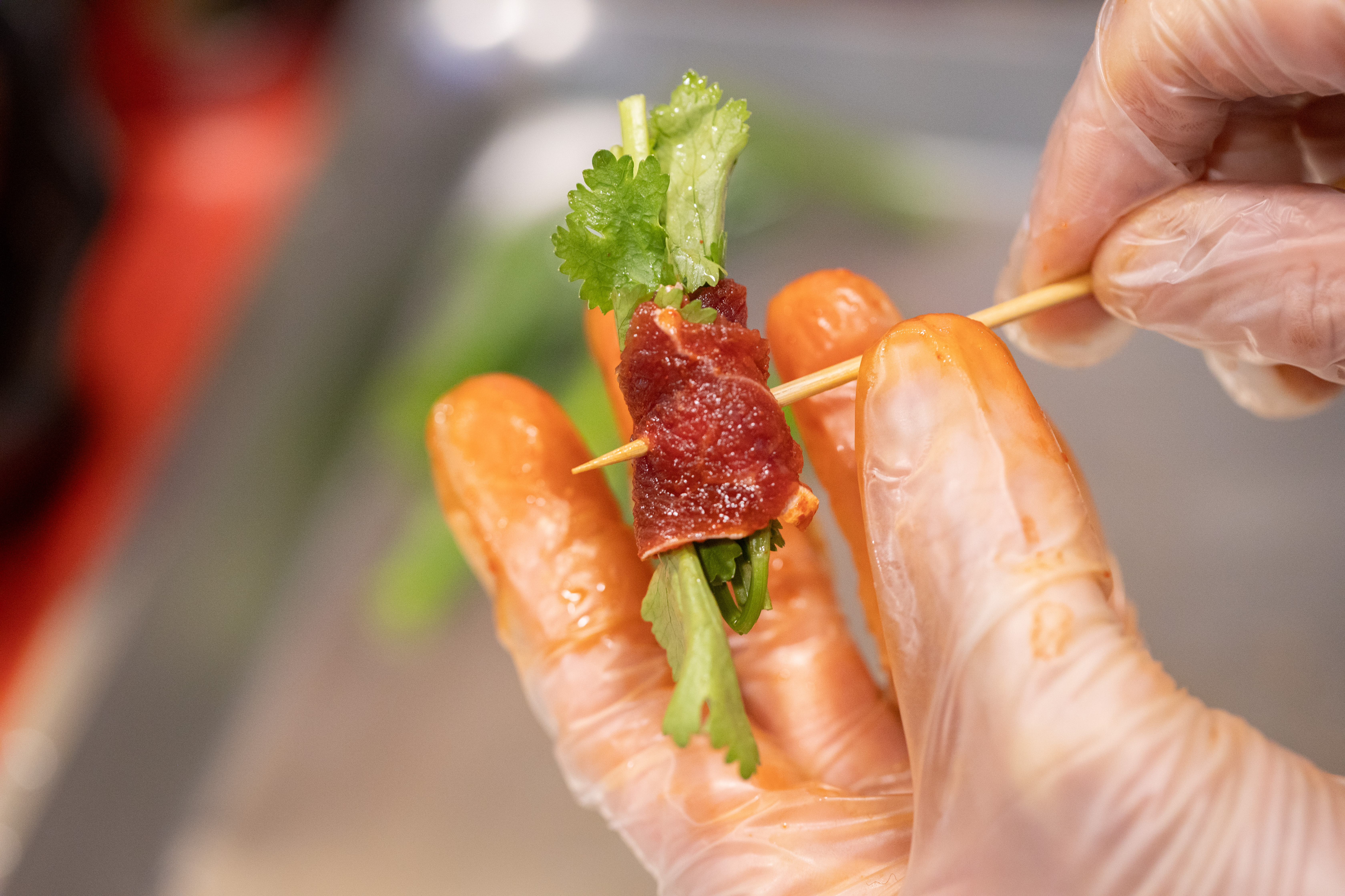 香菜牛肉看似簡單實則需要巧勁才能捲得漂亮不破。