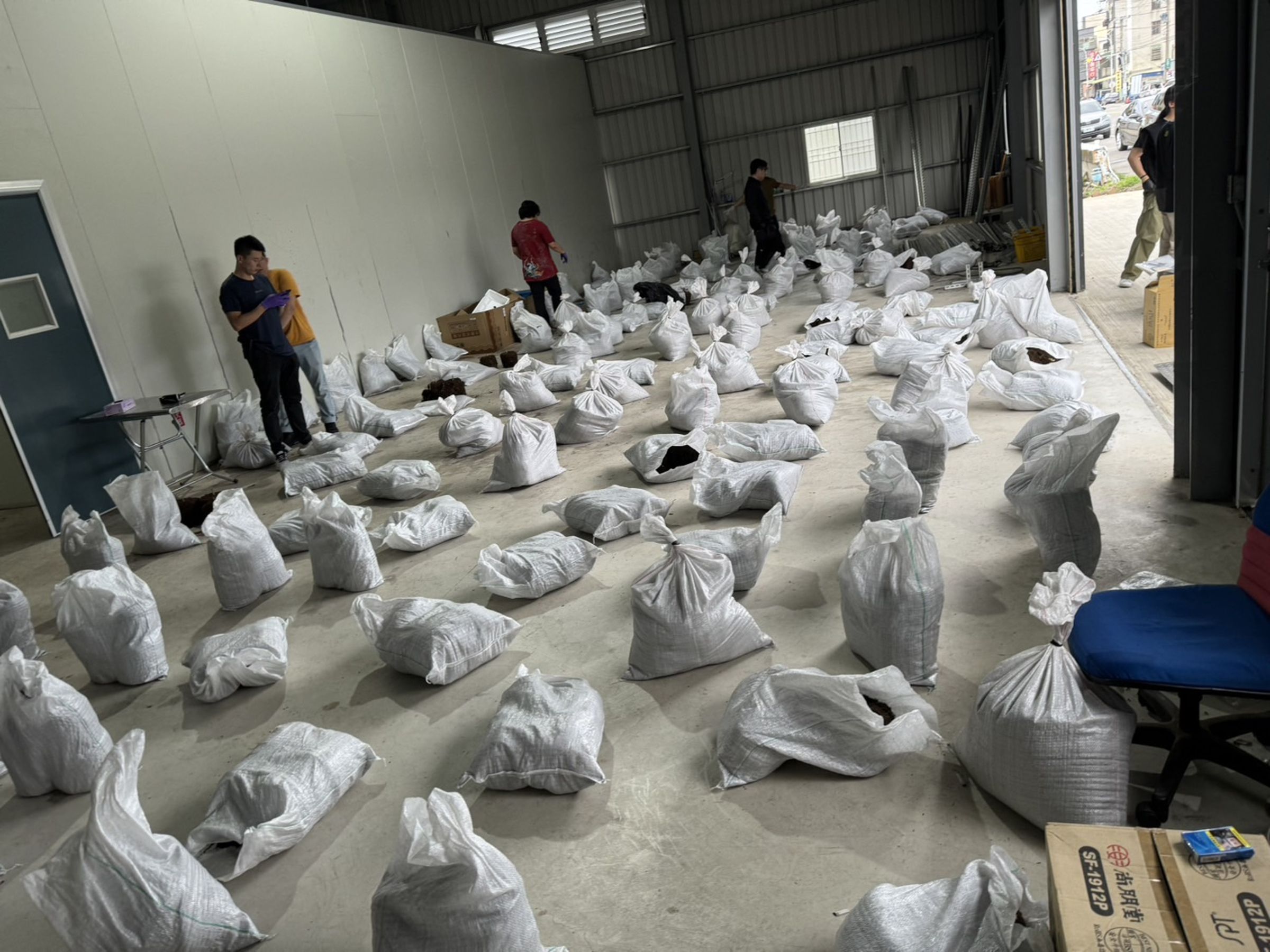 歹徒租下倉儲工廠蓋溫室種大麻。（翻攝畫面）