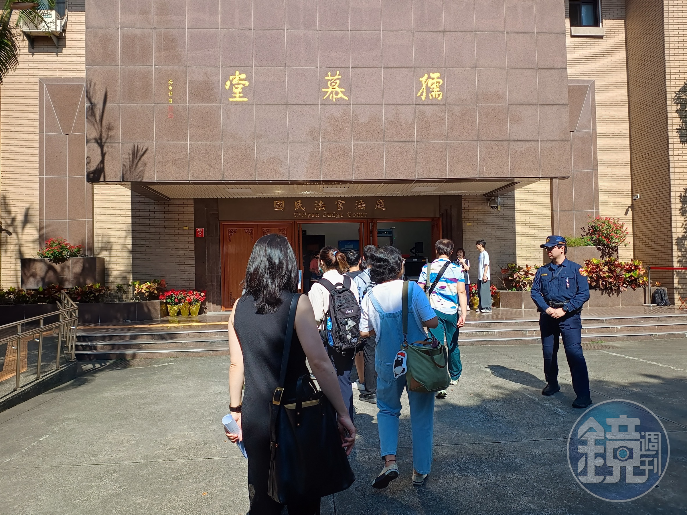 台北地院國民法官法庭審理保母姊妹劉彩萱與劉若琳凌虐致死案，旁聽者依序進入法庭。