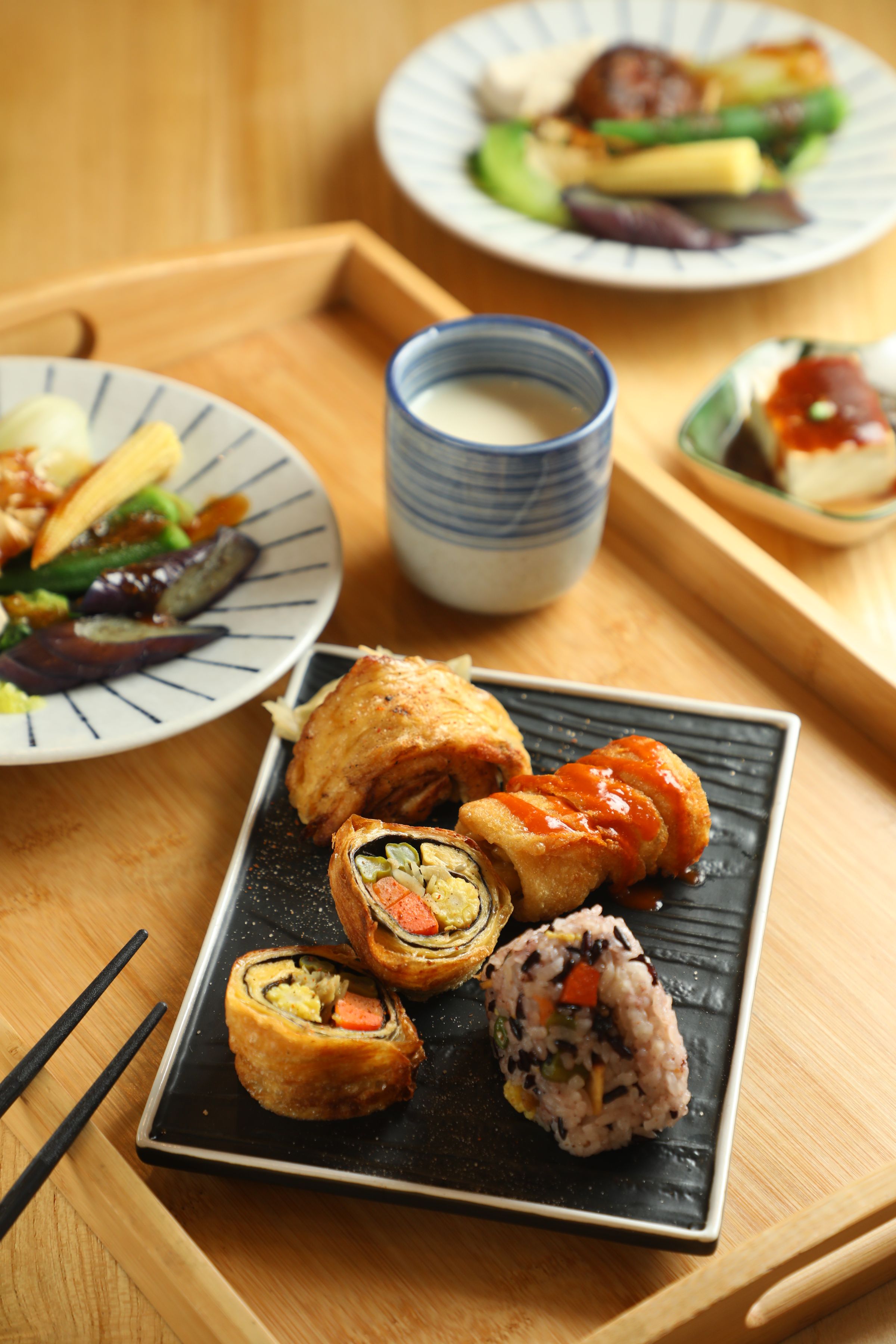 池上米之間有專門為蔬食者設計的「蔬食飯糰」、「蔬菜豆包捲」等選擇。(皆150元/份)