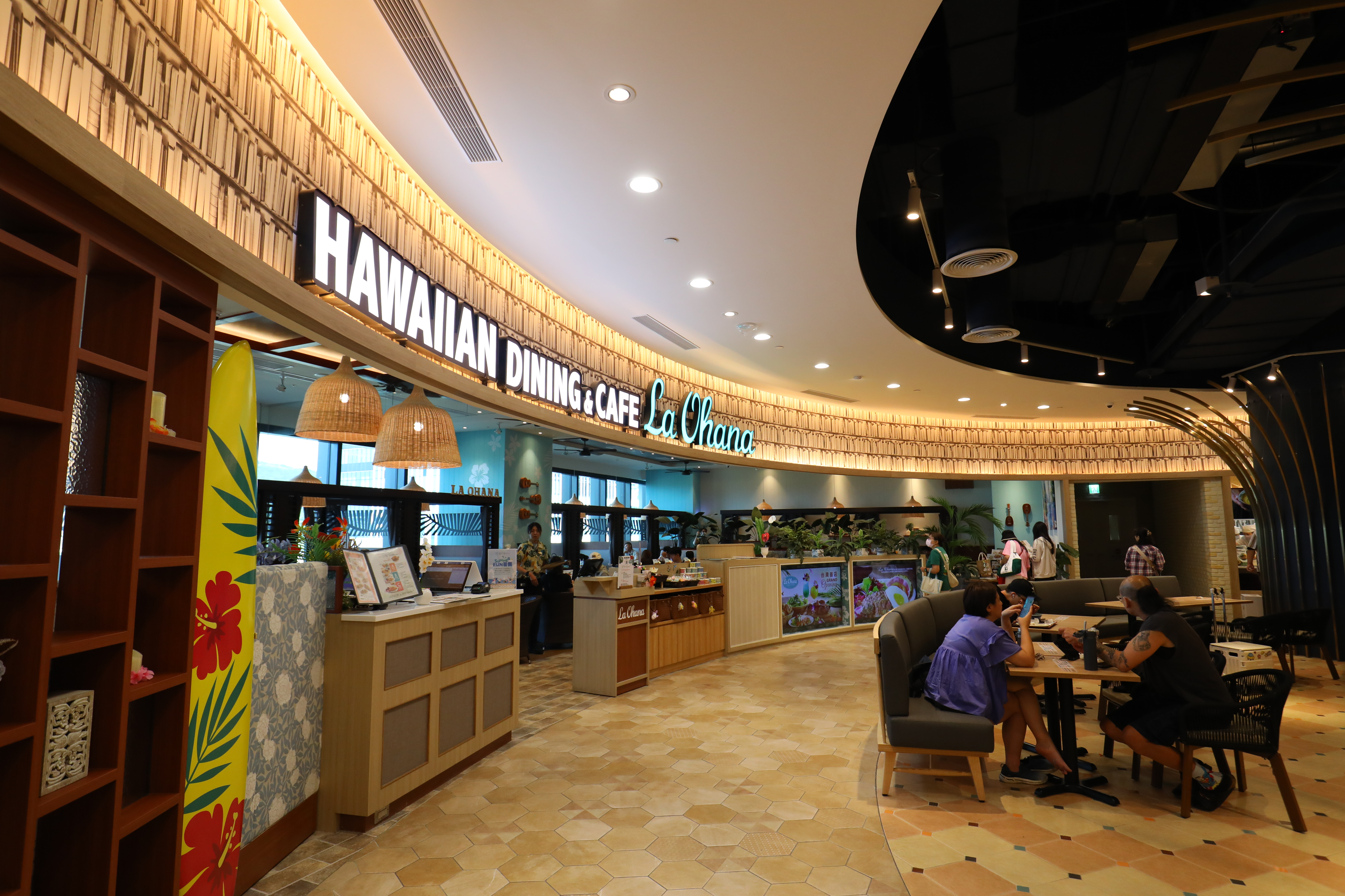「La Ohana」是來自日本的夏威夷料理品牌,目前在日本共有23間分店,台灣首號店就位在LaLaport南港。