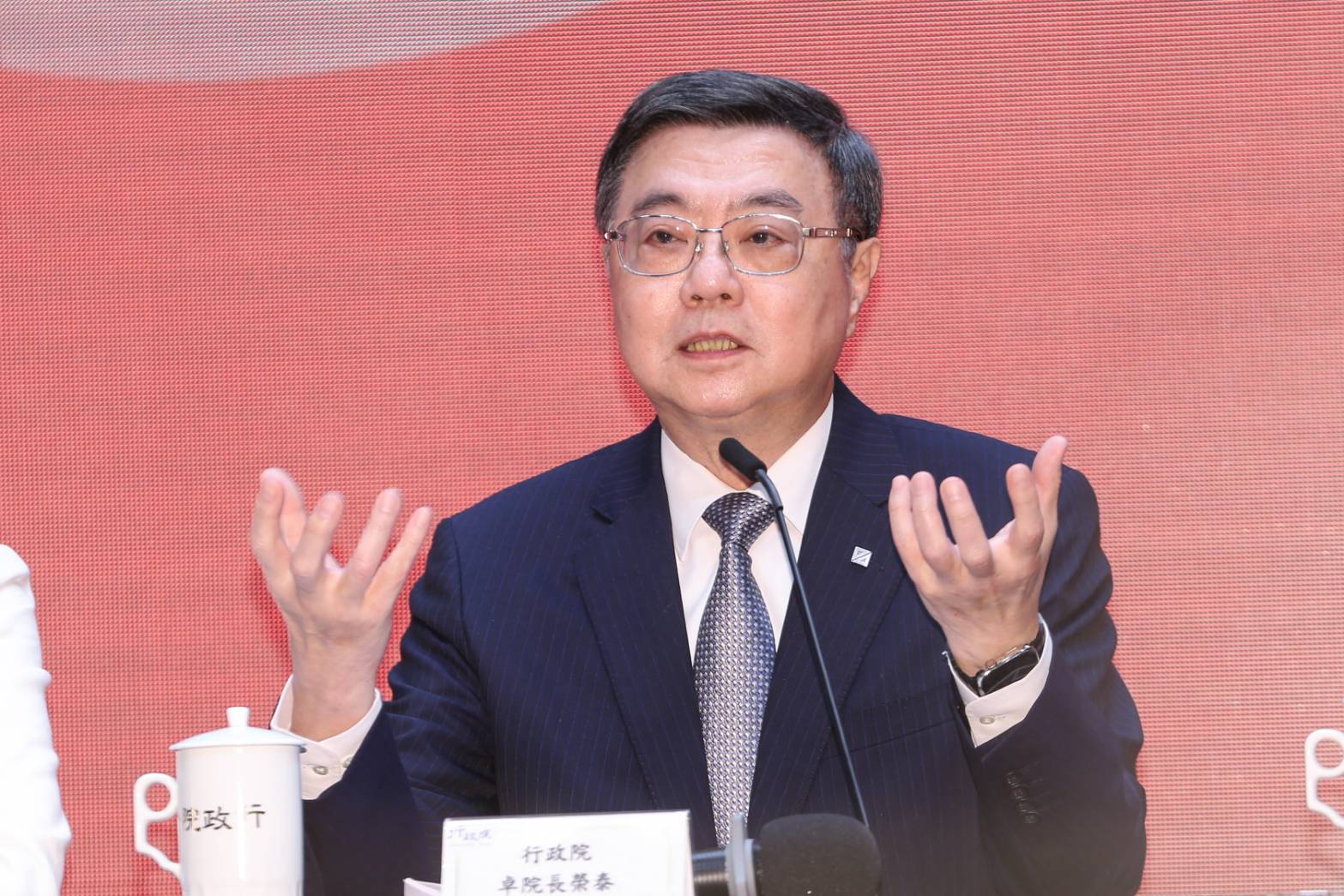 卓揆稱他已兩度拜託考試院院長、考選部部長「題目不要出太難…」讓更多年畢業的輕人進入護理職場，相關發言引起醫護人員反彈。（資料照，鏡報李鍾泉）