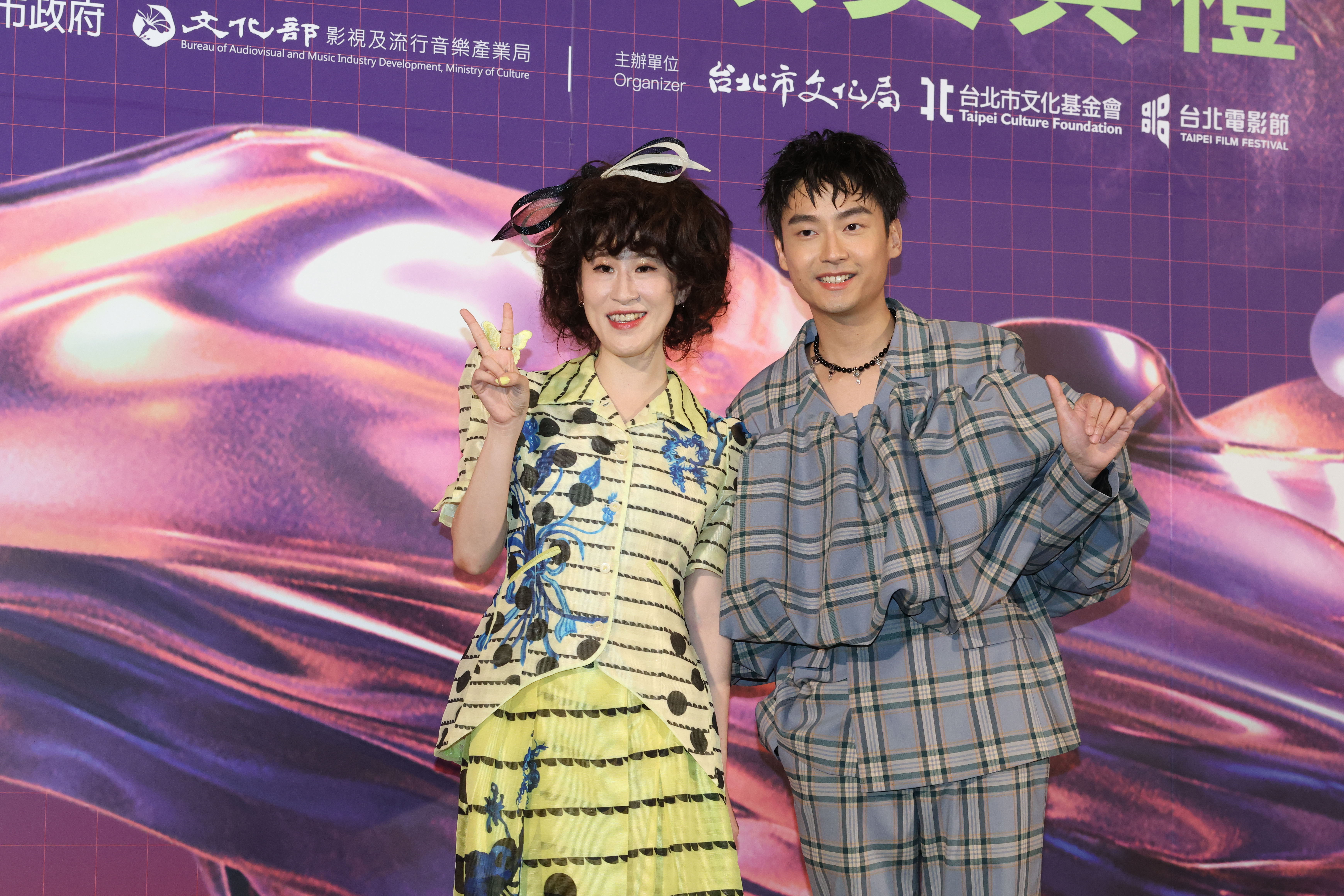 百白（左）與林鶴軒（右）繼拍戲傳出不和消息後，再度同台主持台北電影獎頒獎典禮，表示真的沒有不和。