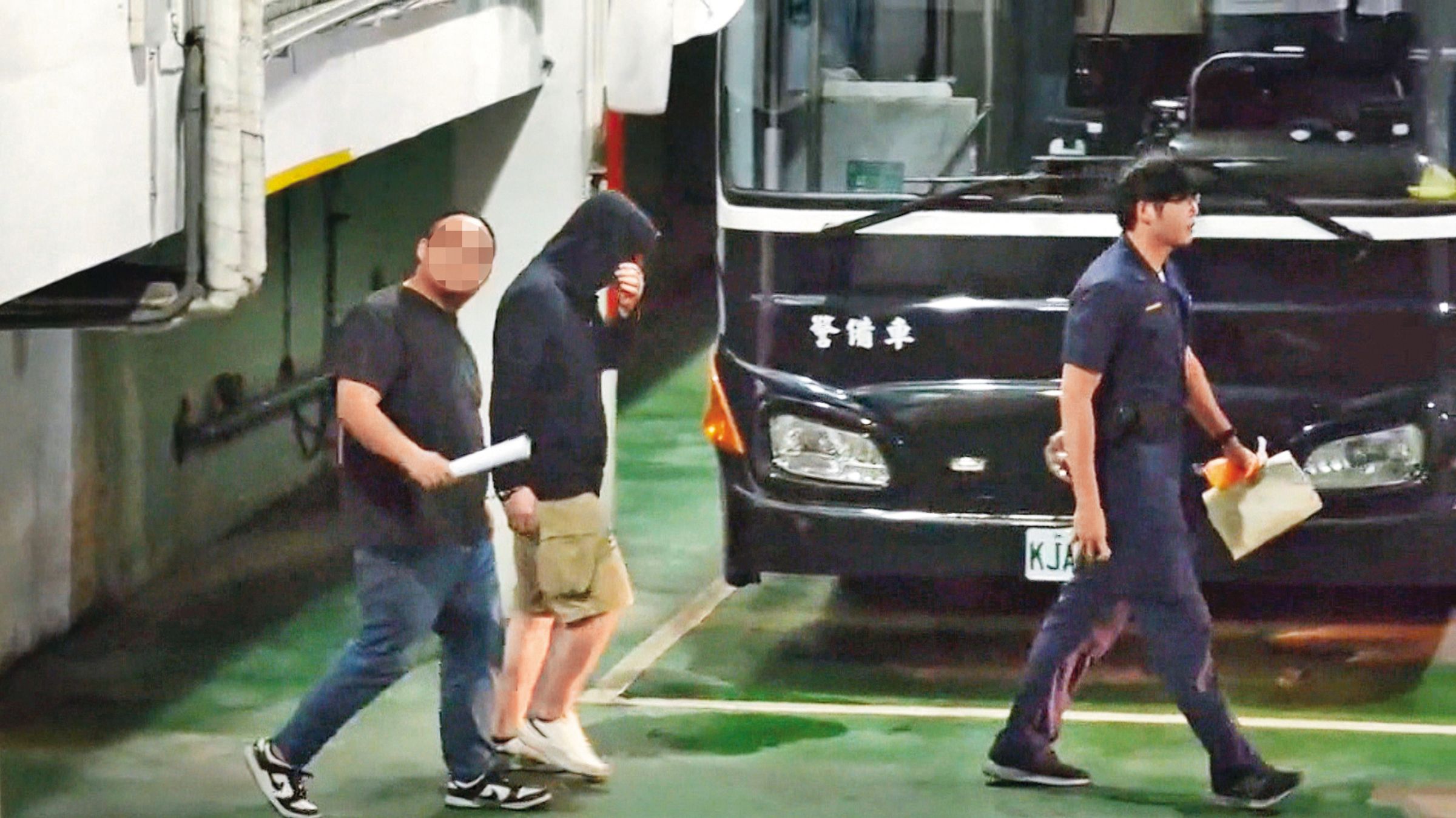 共諜事件已是家常便飯，但這回不一樣，民進黨政府黨、院、府一鍋同煮。圖為吳釗燮任外交部長時的助理（左2）涉共諜案遭羈押。（鏡新聞提供）