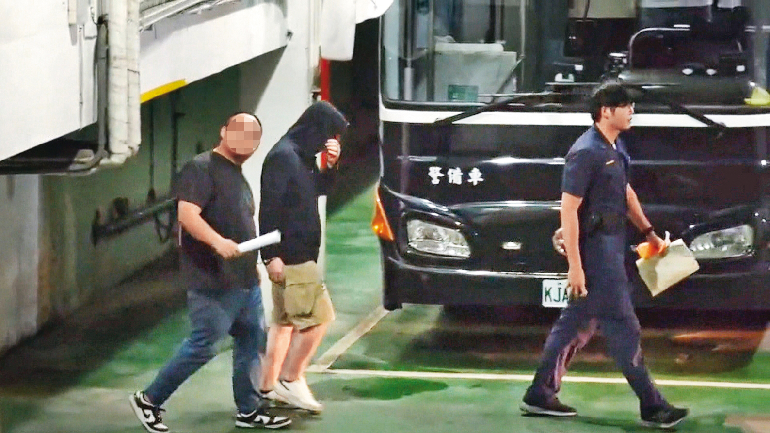 共諜事件已是家常便飯，但這回不一樣，民進黨政府黨、院、府一鍋同煮。圖為吳釗燮任外交部長時的助理（左2）涉共諜案遭羈押。（鏡新聞提供）