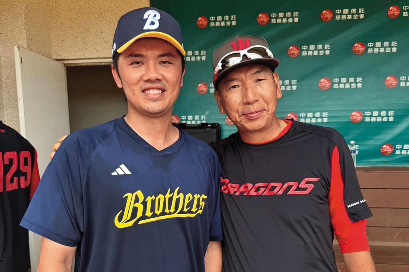 中信兄弟球星郭嚴文（左）被爆有籃籃家的感應卡，可以自由進出。右為古久保健二教練。（翻攝自古久保健二IG）