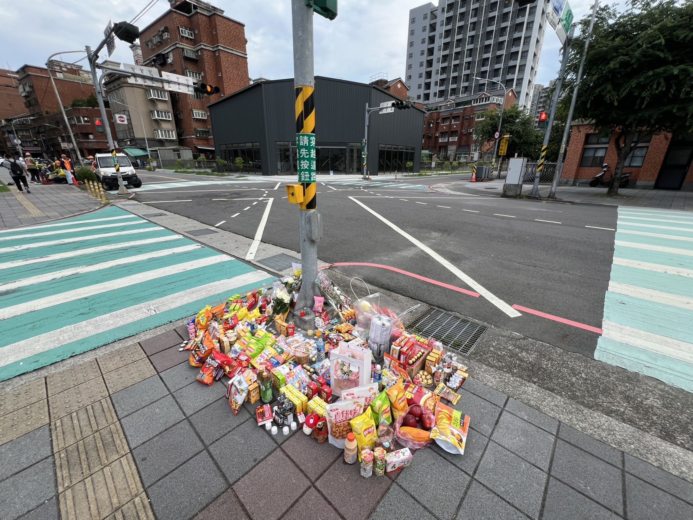 新北市三峽區19日發生3死重大車禍,民眾自發性到場悼念亡者。(鏡報新聞網李智為)