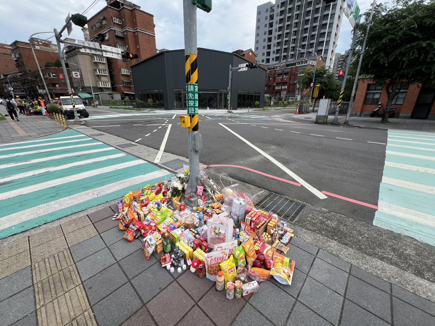 新北市三峽區北大國小附近19日發生3死12傷嚴峻事故。（鏡報新聞網李智為）