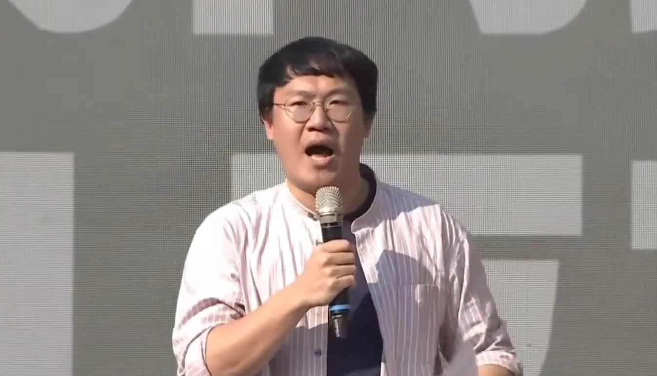 朱智宇在民眾黨的宣講活動上，點名吳春城前委員在預算案上，「做了最壞的示範」。（翻攝自民眾之聲YT頻道）