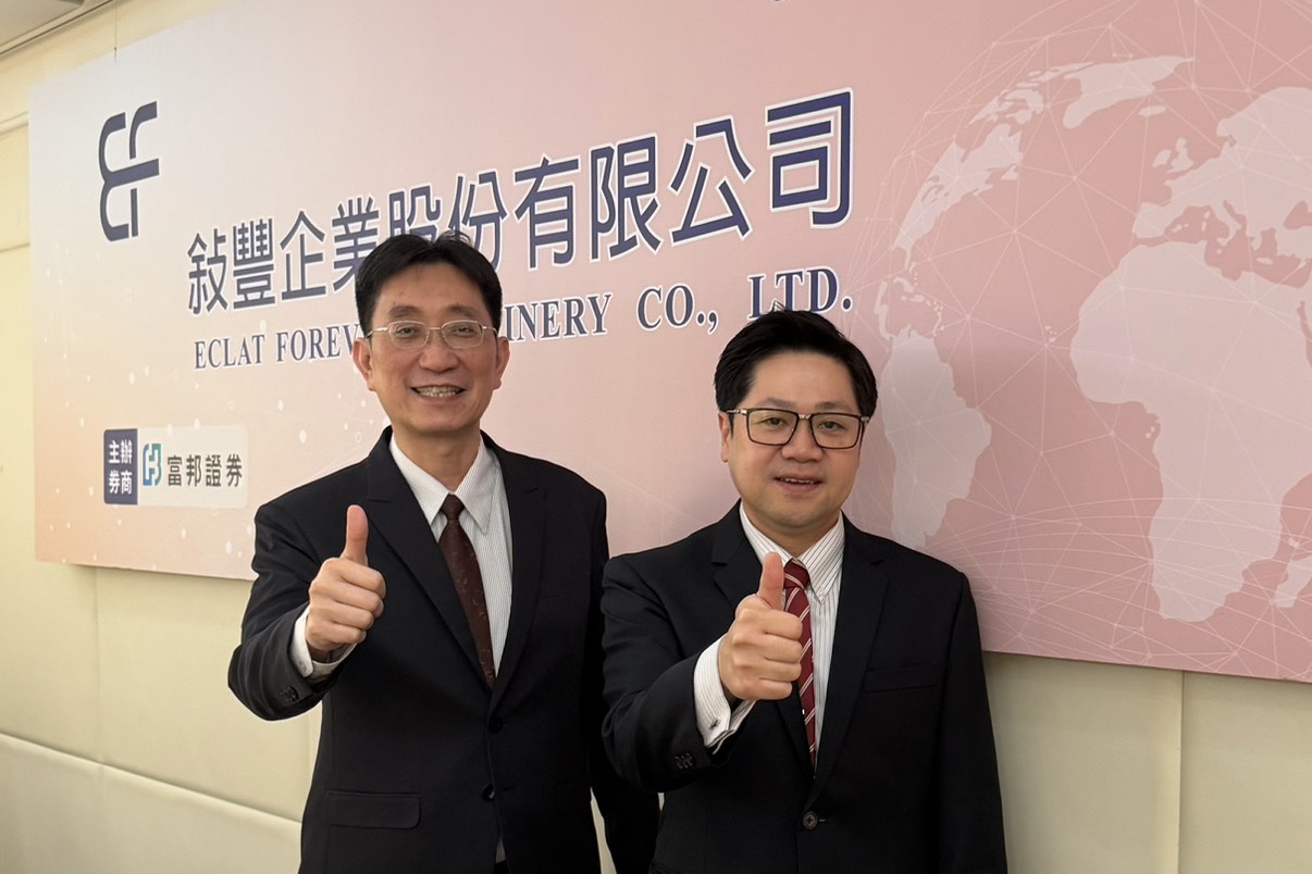敘豐董事長周政均（前）與總經理杜松穎（後），帶領團隊卡位高階載板濕製程設備領域，躍居AI供應鏈的關鍵廠商。