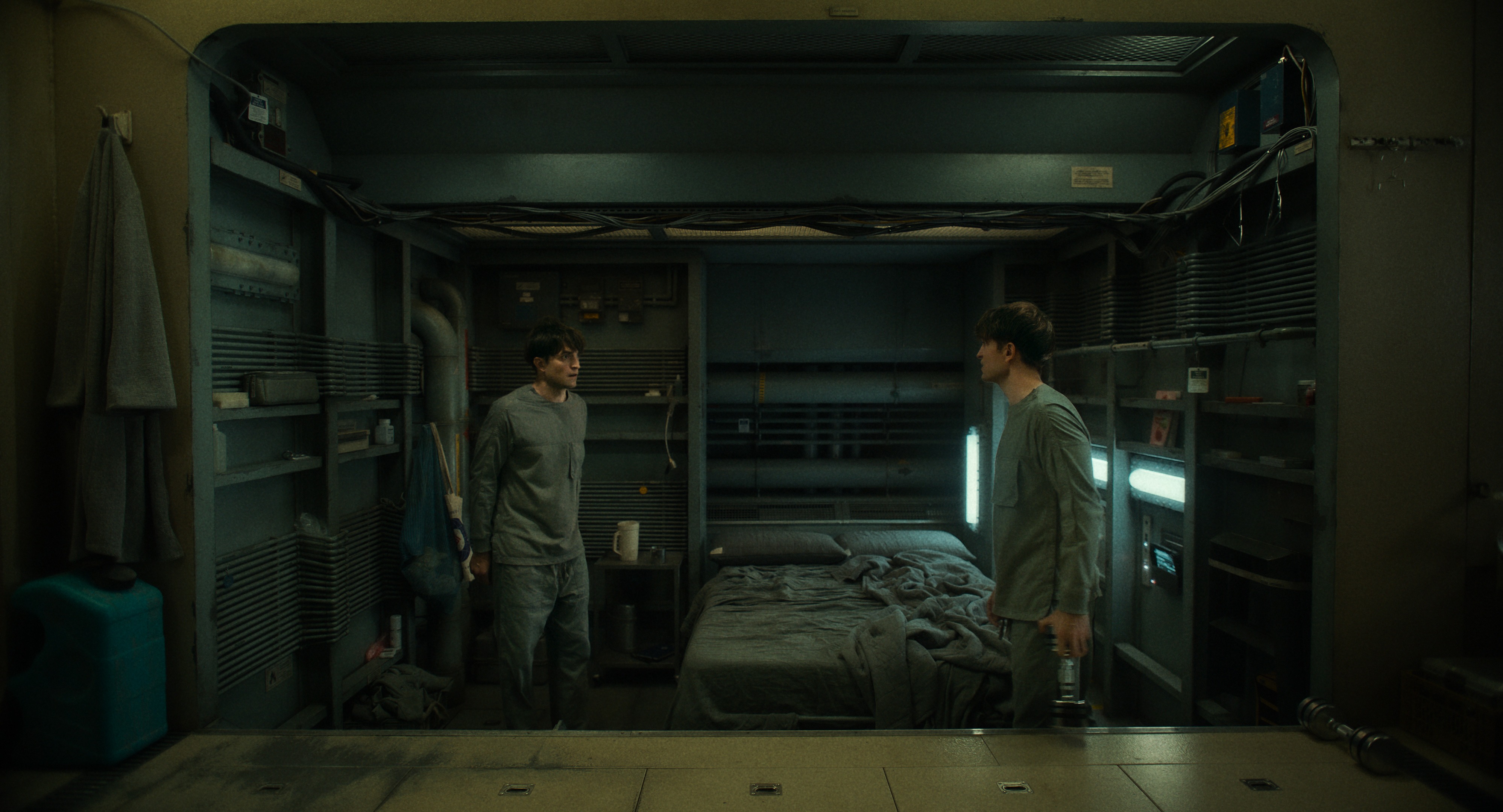 《米奇17號》中羅伯派汀森一人分飾米奇17號（左）與18號兩角，片中大量的同框畫面引發熱烈討論。（華納兄弟電影提供）