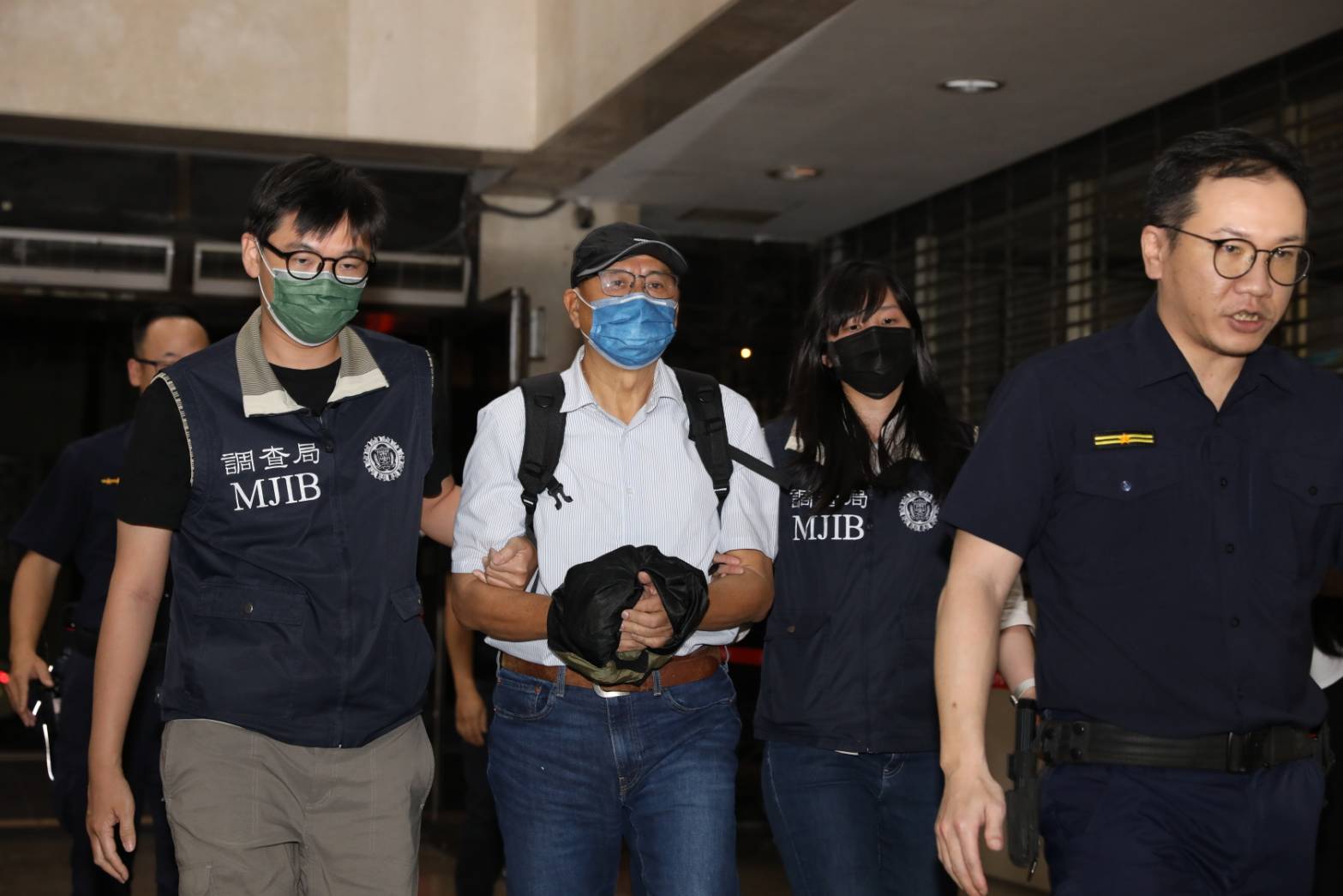 李慶隆逃亡多日遭通緝投案，檢方複訊後諭令100萬元交保。