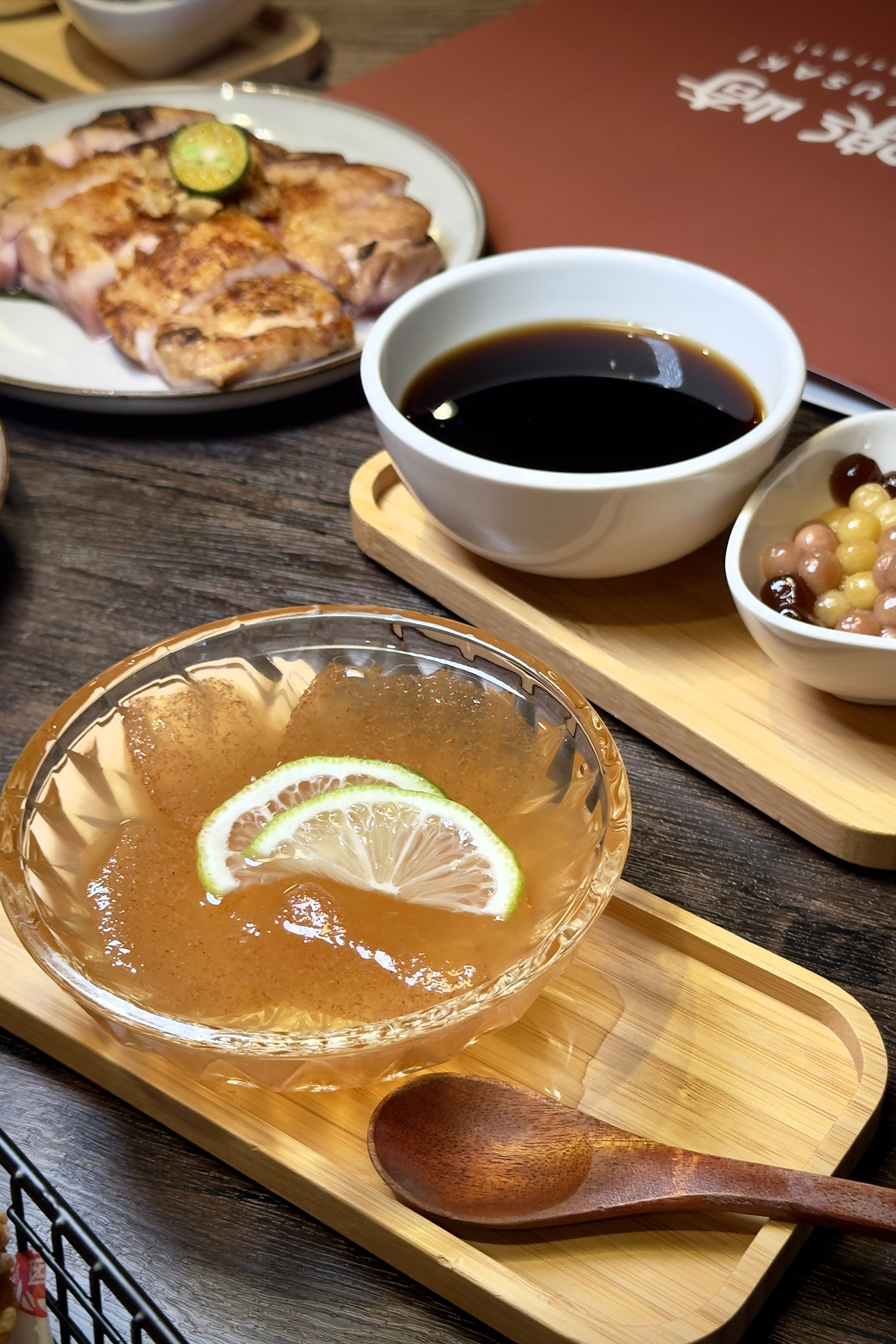 火鍋店特別精心推出2款台灣傳統甜品「台灣古早味燒仙草」（後，49元／份）與「野生冬瓜檸檬愛玉」（前，39元／份）。