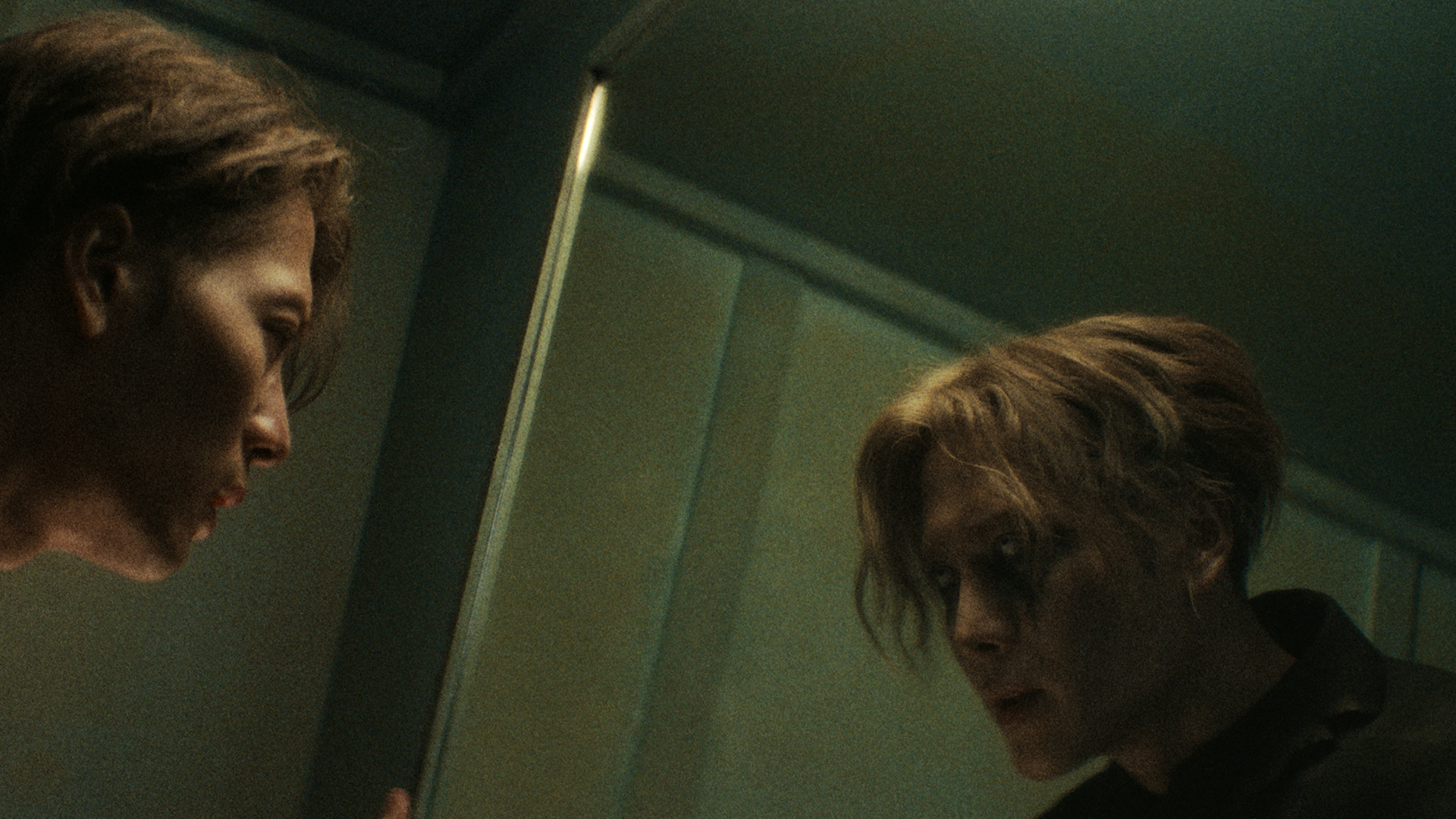 王嘉爾曾遠離演藝圈一年時間，身心陷入黑暗，他透過寫日記找到情緒出口。（王嘉爾工作室提供）