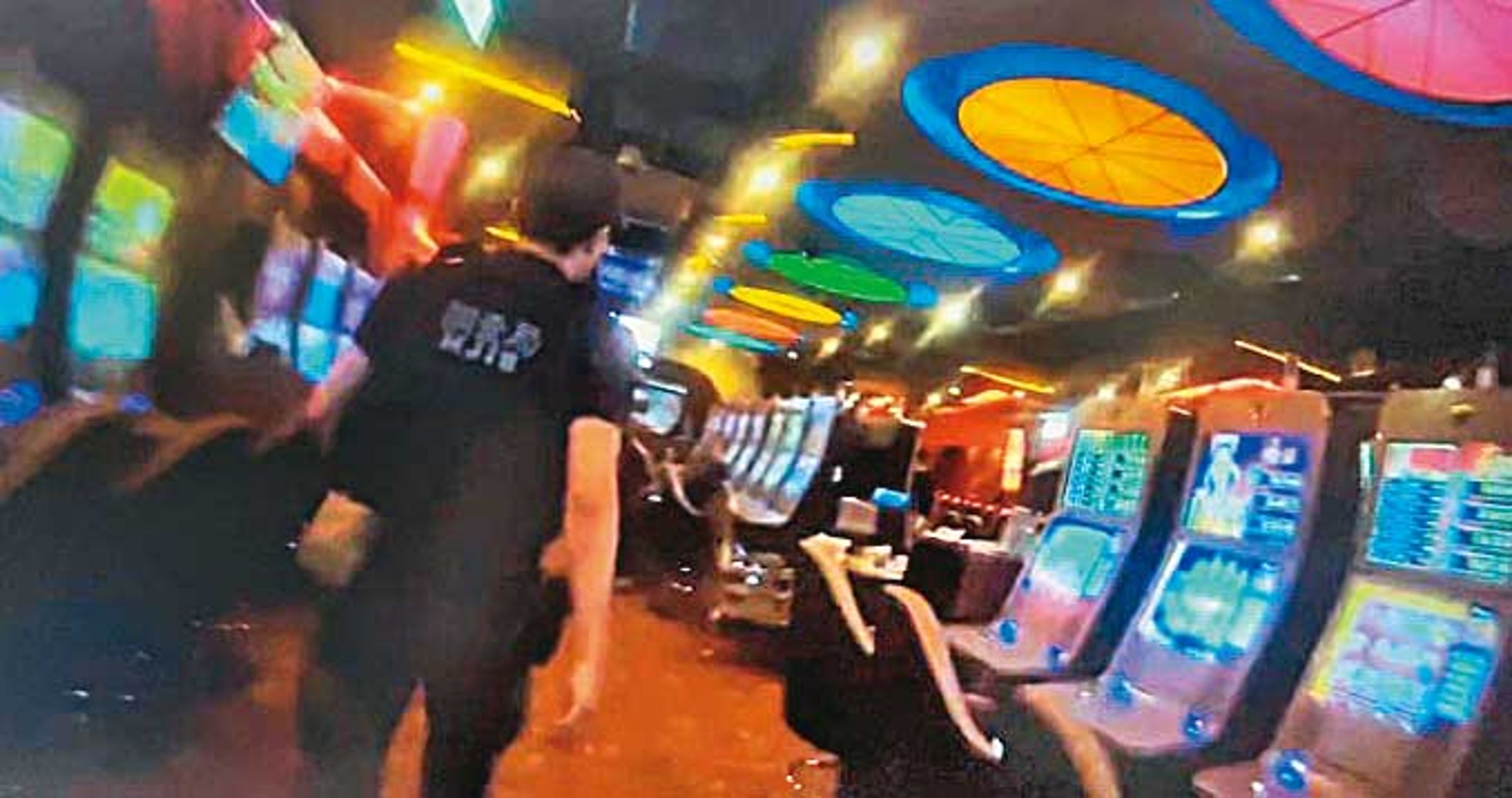 檢警調在今年四月有所突破,於荃冠集團旗下遊藝場內逮獲賭客,進而揭發貪警收賄內幕。(新竹地檢署提供)