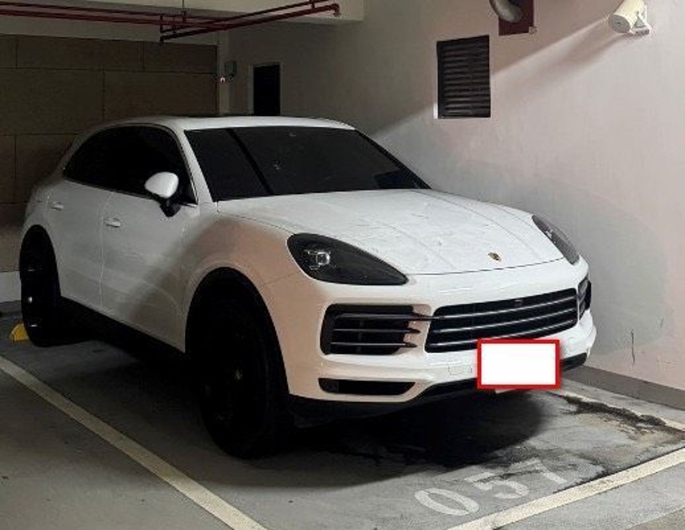 警方查扣楊男用詐得金錢購買的高價豪車。翻攝畫面