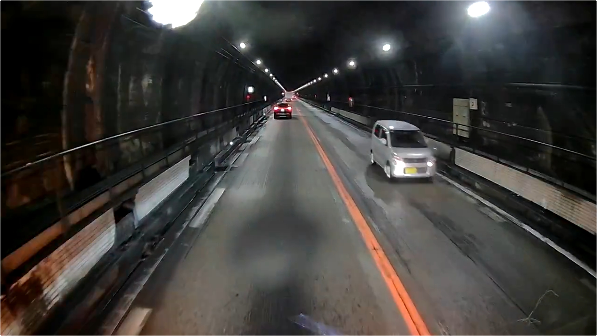 日本9旬老翁逆向行駛於隧道中。（翻攝X）