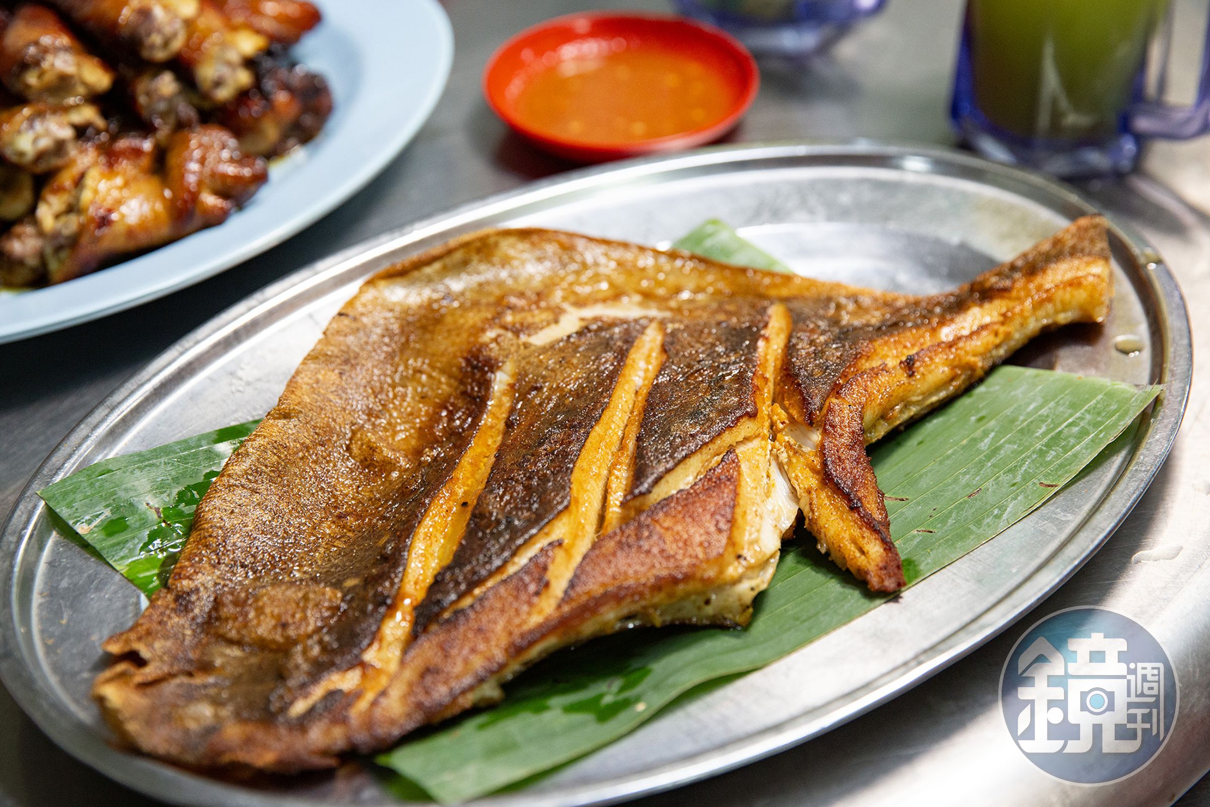 黃亞華的「燒蒲魚」選用新鮮魔鬼魚,裹上特製叁巴醬後以香蕉葉包裹炭烤,魚肉嫩滑多汁,帶有濃郁的辣香與炭火味。