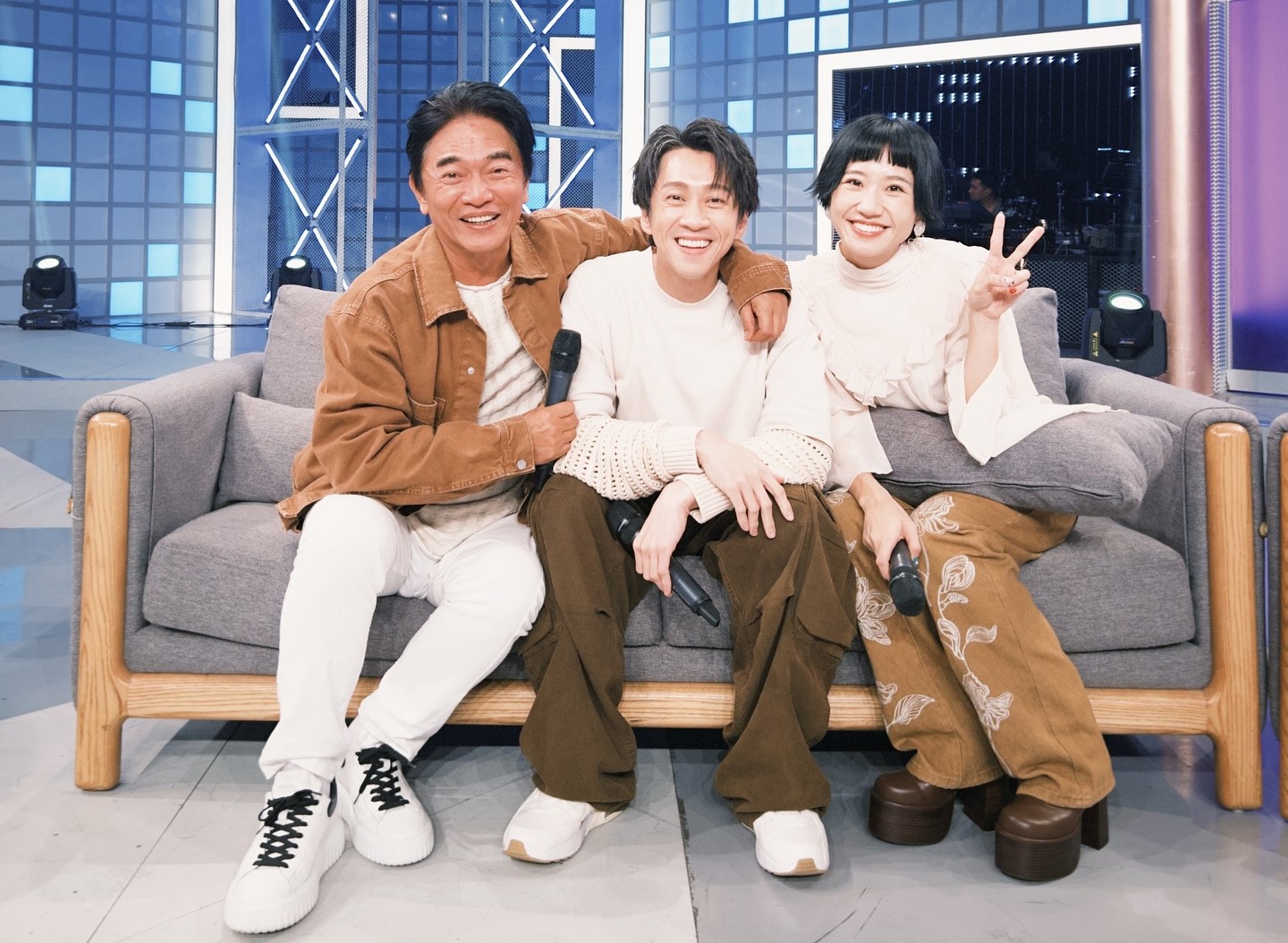 吳宗憲開心兩位子弟兵結婚。（翻攝自綜藝大熱門臉書）