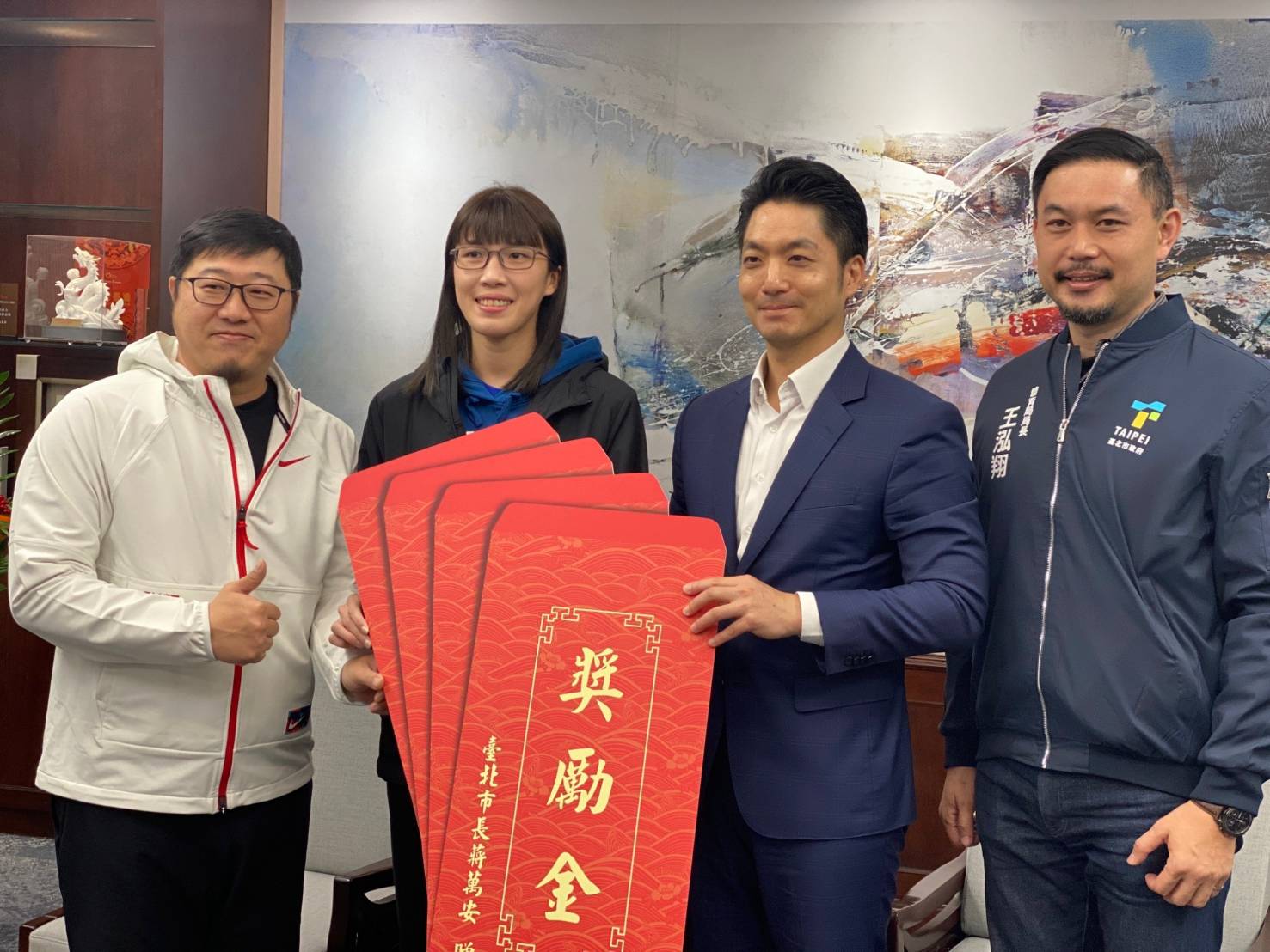 台灣拳擊女將黃筱雯勇奪世界拳總年終賽女子54公斤級金牌，北市長蔣萬安今日接見她並頒贈10萬元勉勵金。（北市體育局提供）
