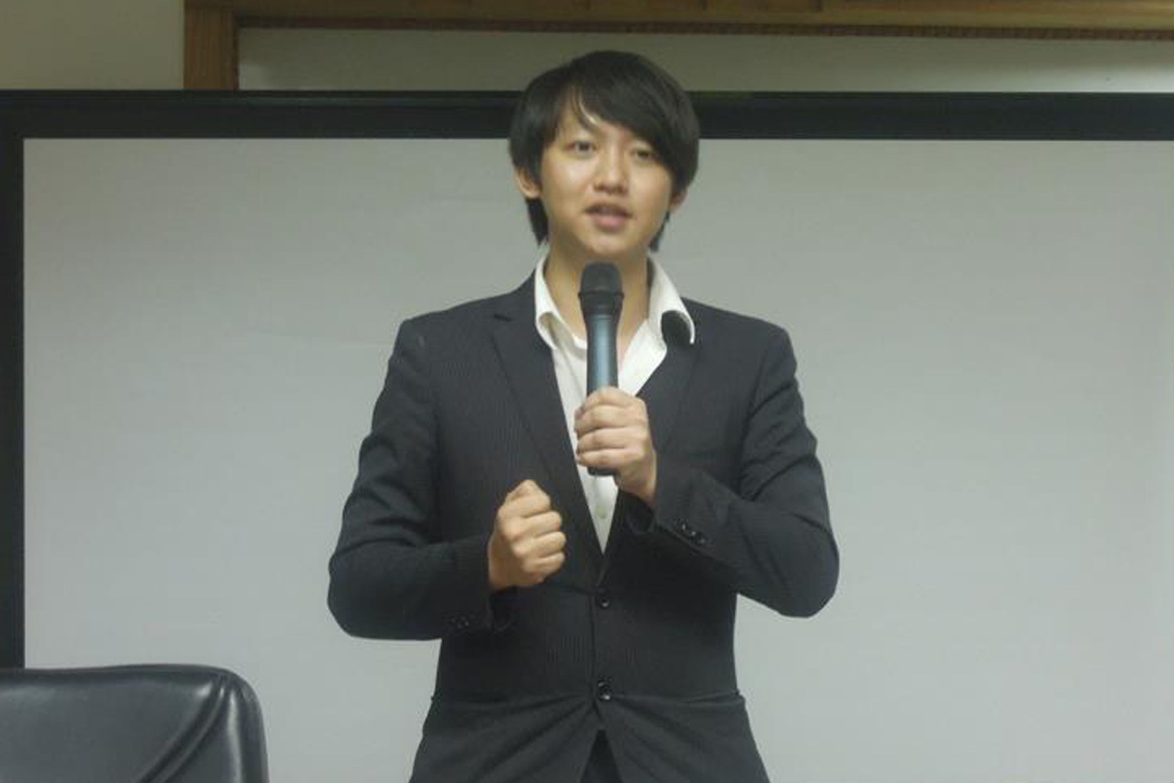 謝智博剛出社會時長相帥氣,曾被公司主管派去搭訕客戶要調查的對象,藉此捏造證據。(謝智博提供)