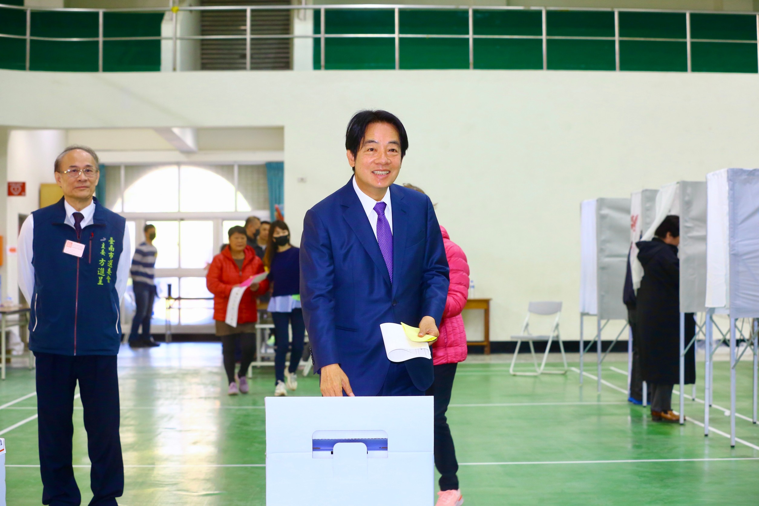 民進黨總統候選人賴清德和妻子吳玫如赴台南安平國中投票。