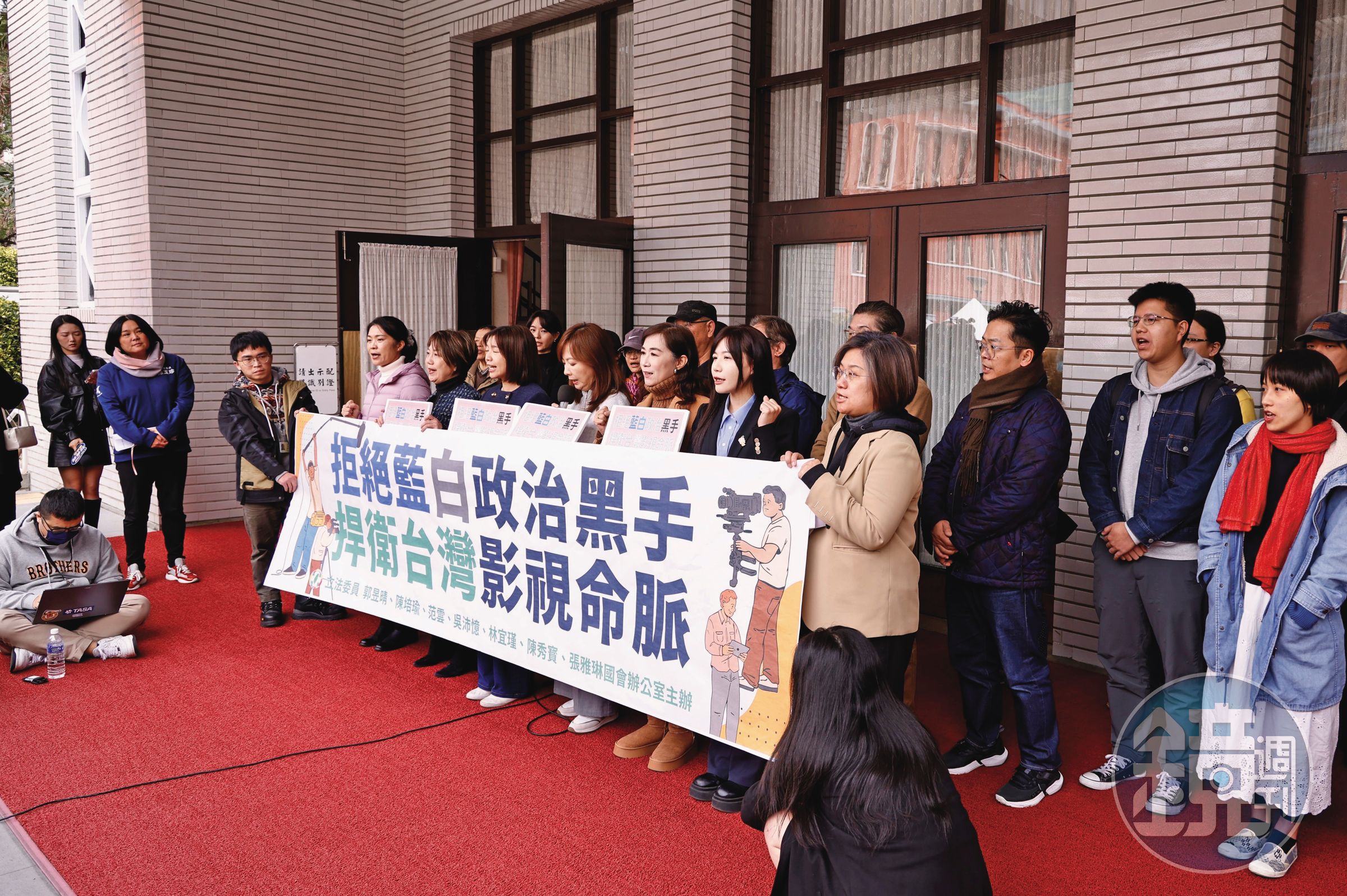藍委揚言大刪公視預算引爆文化圈不滿，也為罷免行動添柴火。