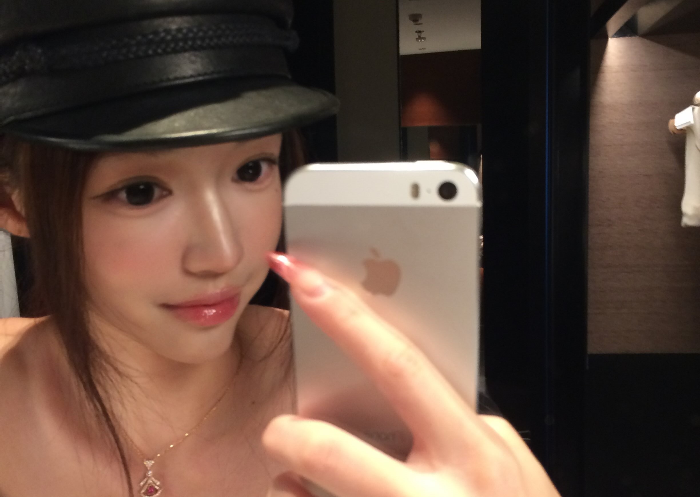 Michelle拿著舊款iPhone 自拍，引起網友關注。（翻攝Michelle IG）