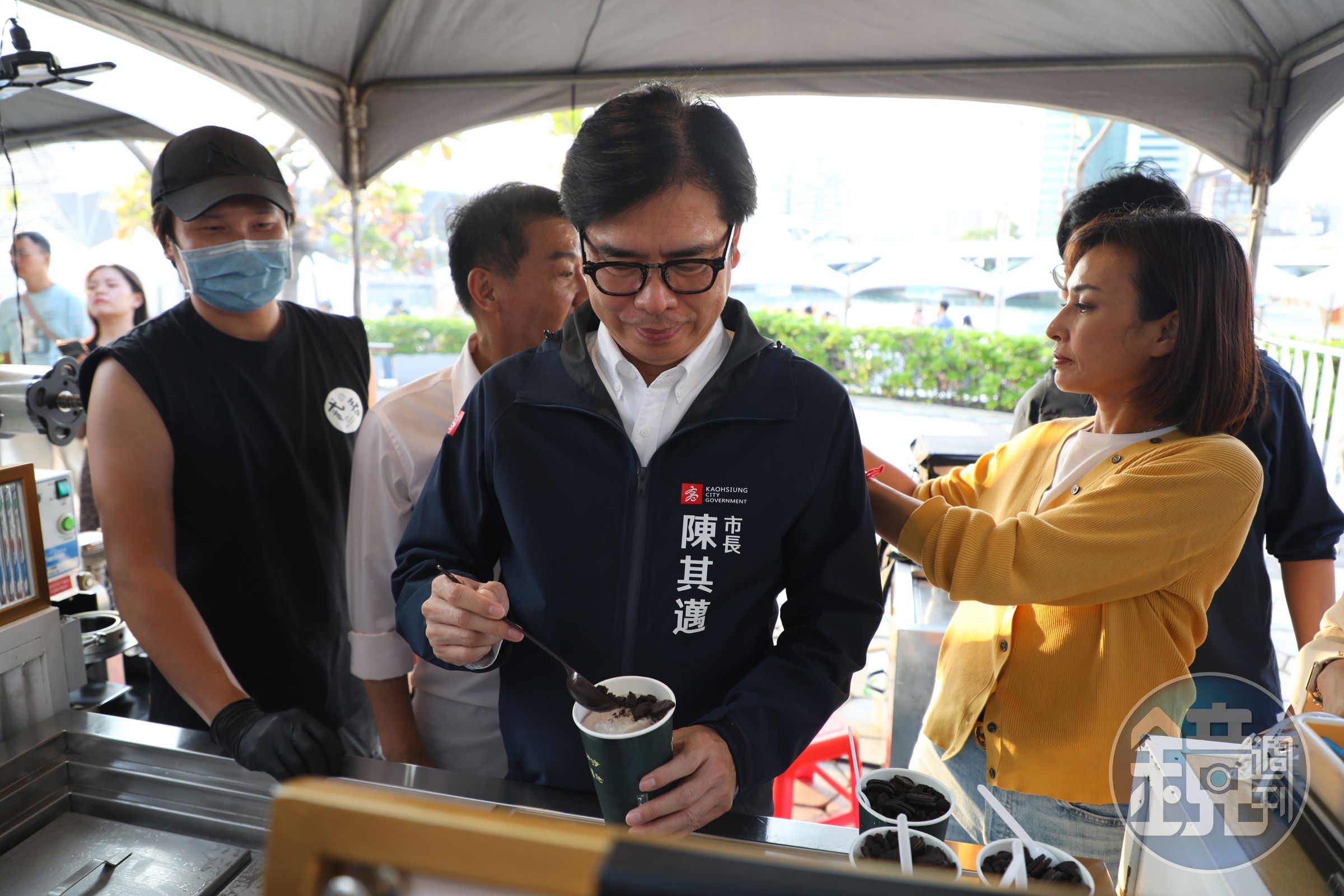市長很專注調製手中的高雄限定飲品香蕉冰沙。