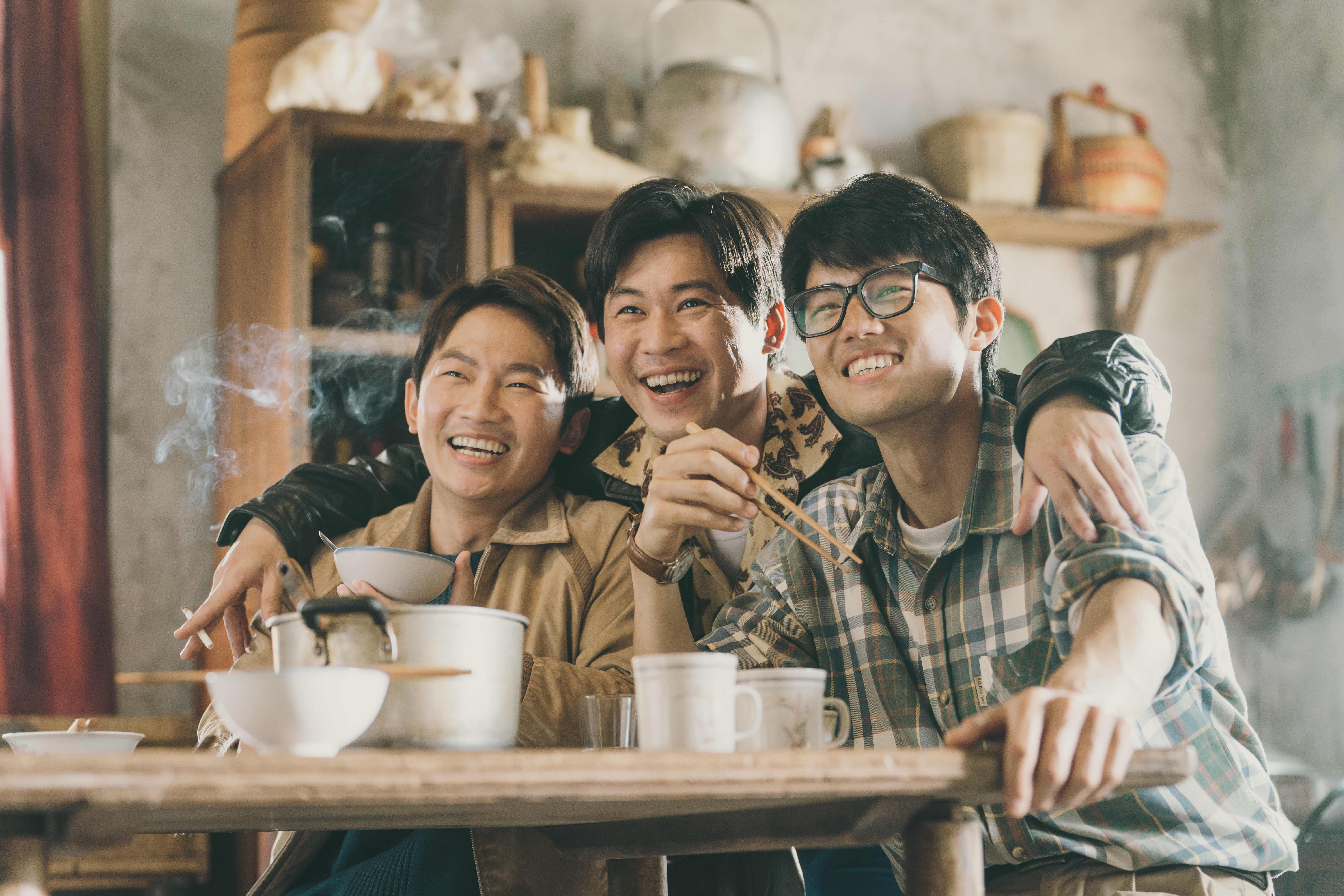 《鹽水大飯店》張耀仁、黃迪揚、蔡昌憲在劇中飾演一起長大的摯友，三人的兄弟情在隨後發生的一系列變故中備受考驗。（公視台語台）