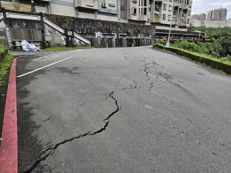 汐止伯爵山莊巷口，在連日大雨後路面出現大規模裂痕。（警方提供）