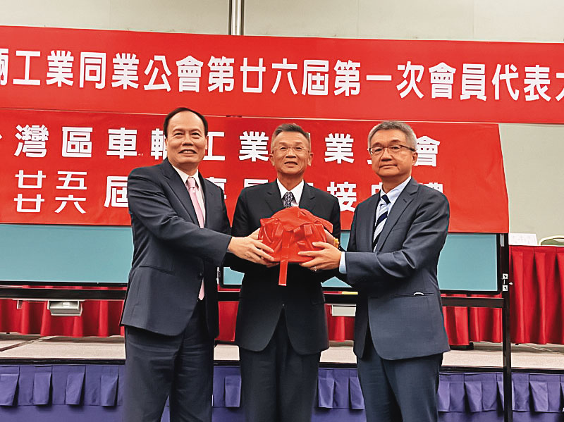 三陽董事長吳清源退出車輛公會，傳言與公會理事長陳昭文（右）有關。（車輛公會提供）