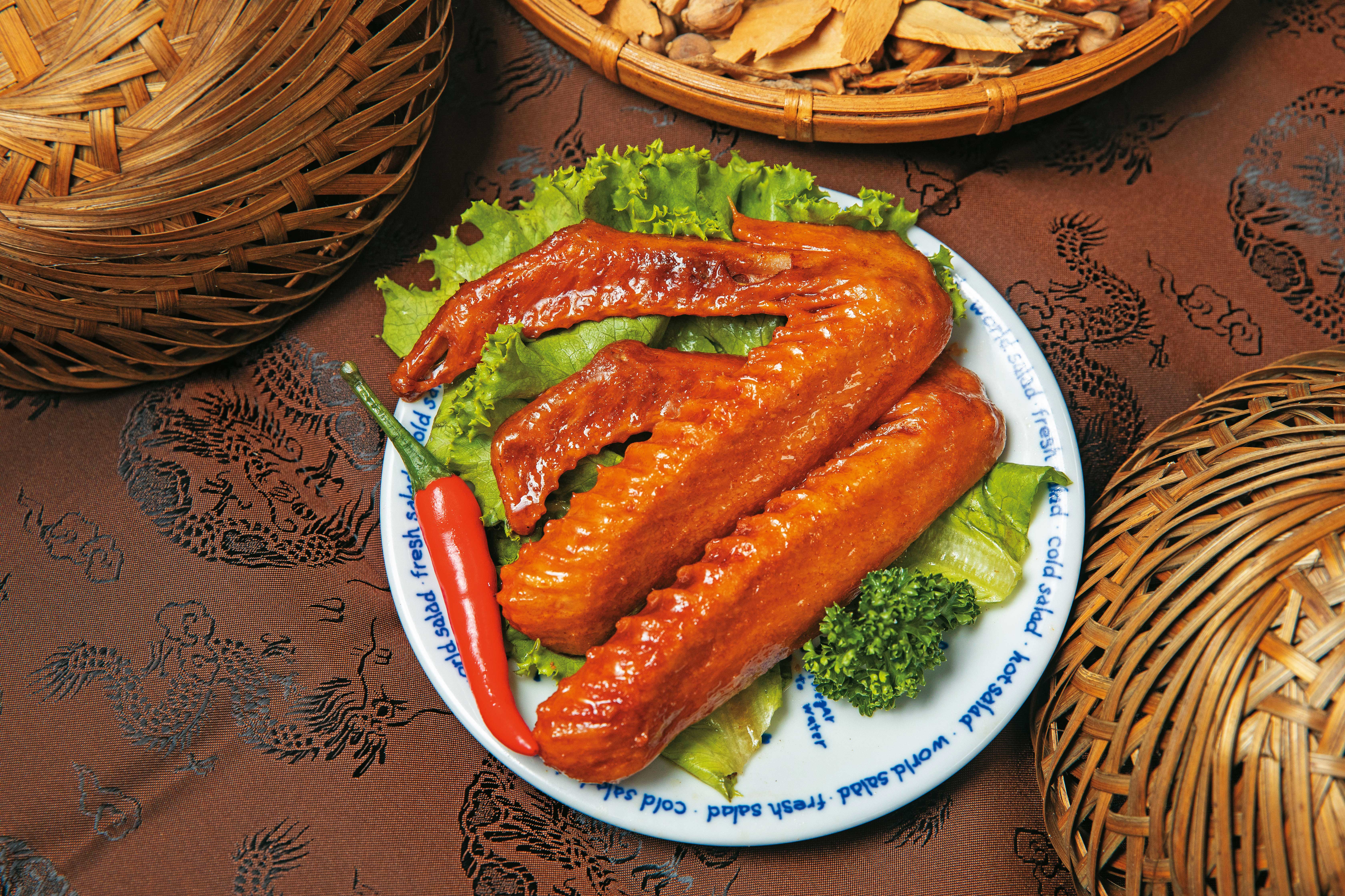 滷鴨翅選用較大隻的屏東土番鴨，肉質吃起來香甜飽滿。（70元／2隻裝）