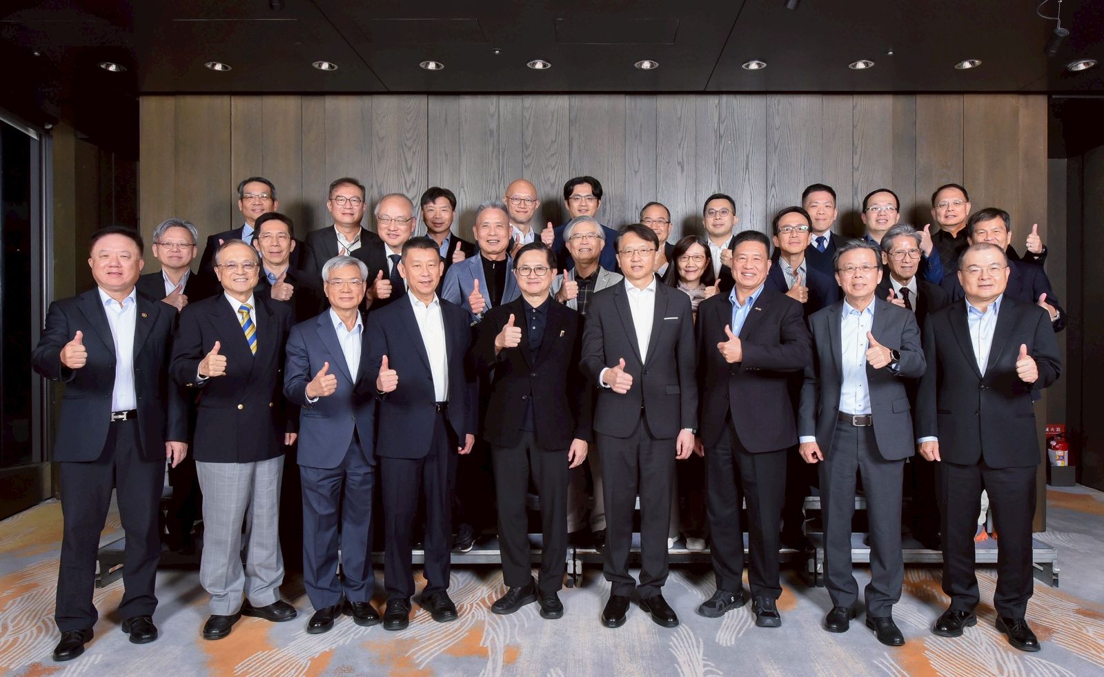 今（17）日下午，台北市電腦公會舉行第18屆第1次理監事會，理事們齊聚一堂。（台北市電腦公會）