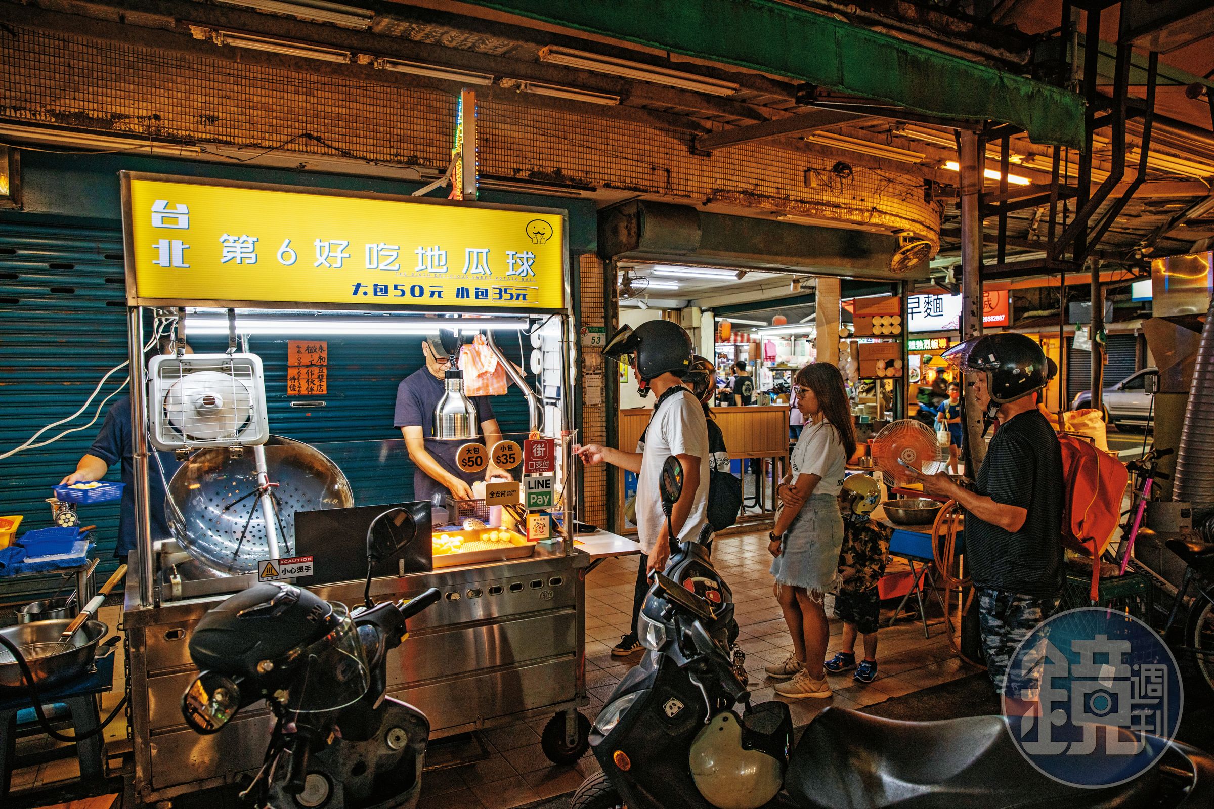 劉在泓把攤子設在人潮多的北市內湖737夜市,是高人氣名攤。