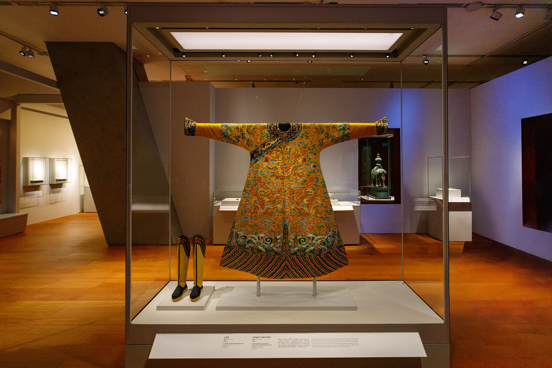 香港故宮文化博物館《紫禁一日》展出清代宮廷服飾,讓爸媽彷彿置身宮廷劇場,體驗一日皇宮生活的華麗與典雅。(香港旅遊發展局提供)