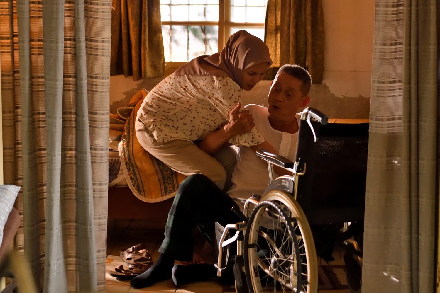 鄭平君（右）今年車禍受傷，又在《烟花》拍攝期間摔傷雙膝。（琺珏文創提供）