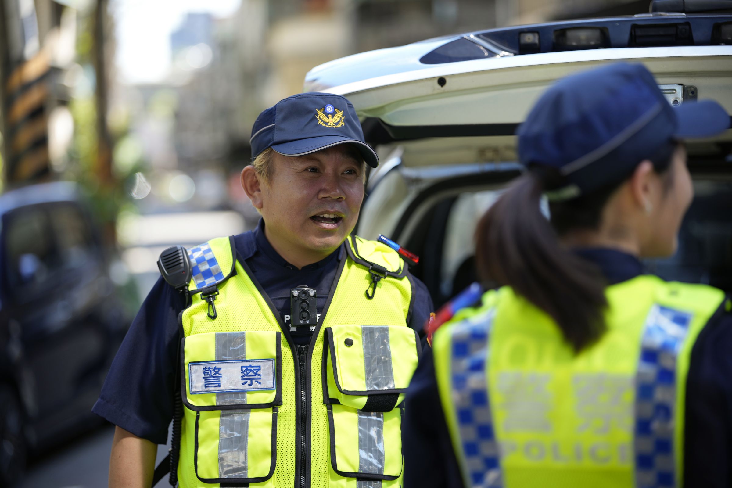 鄭志偉為《鎗聲》首次染金髮，飾演老鳥警察。公視台語台提供