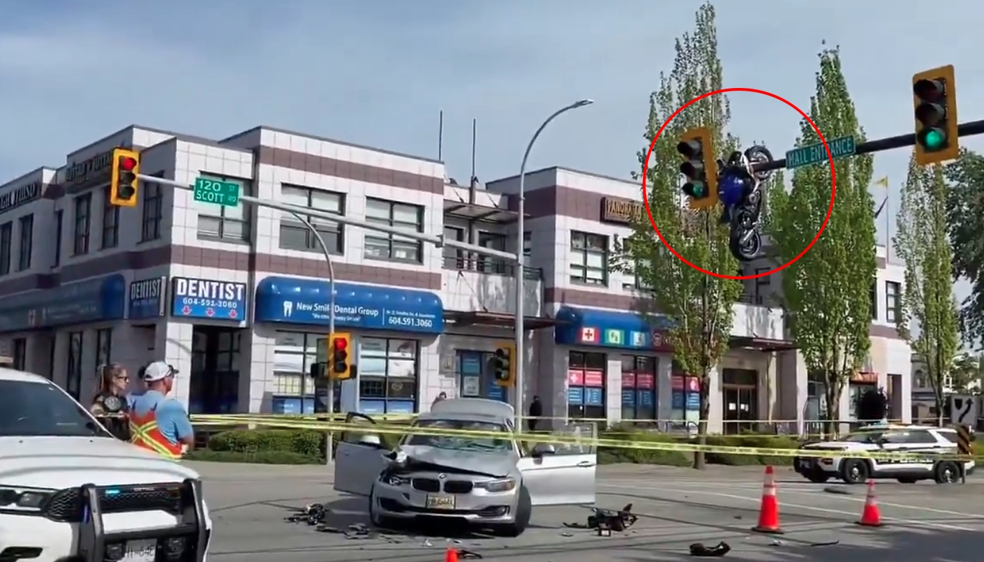 加拿大溫哥華三角洲市近日發生一起超現實車禍，一輛機車因撞擊力道過猛，竟整台卡在路口高處的紅綠燈支架上。（翻攝自X）