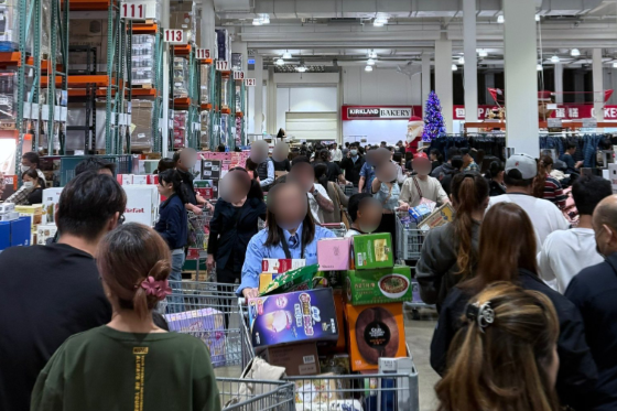 好市多「黑五」購物週到來，業者改早上8點就開門，吸引不少人潮。（翻攝「好市多 商品經驗老實說」臉書）