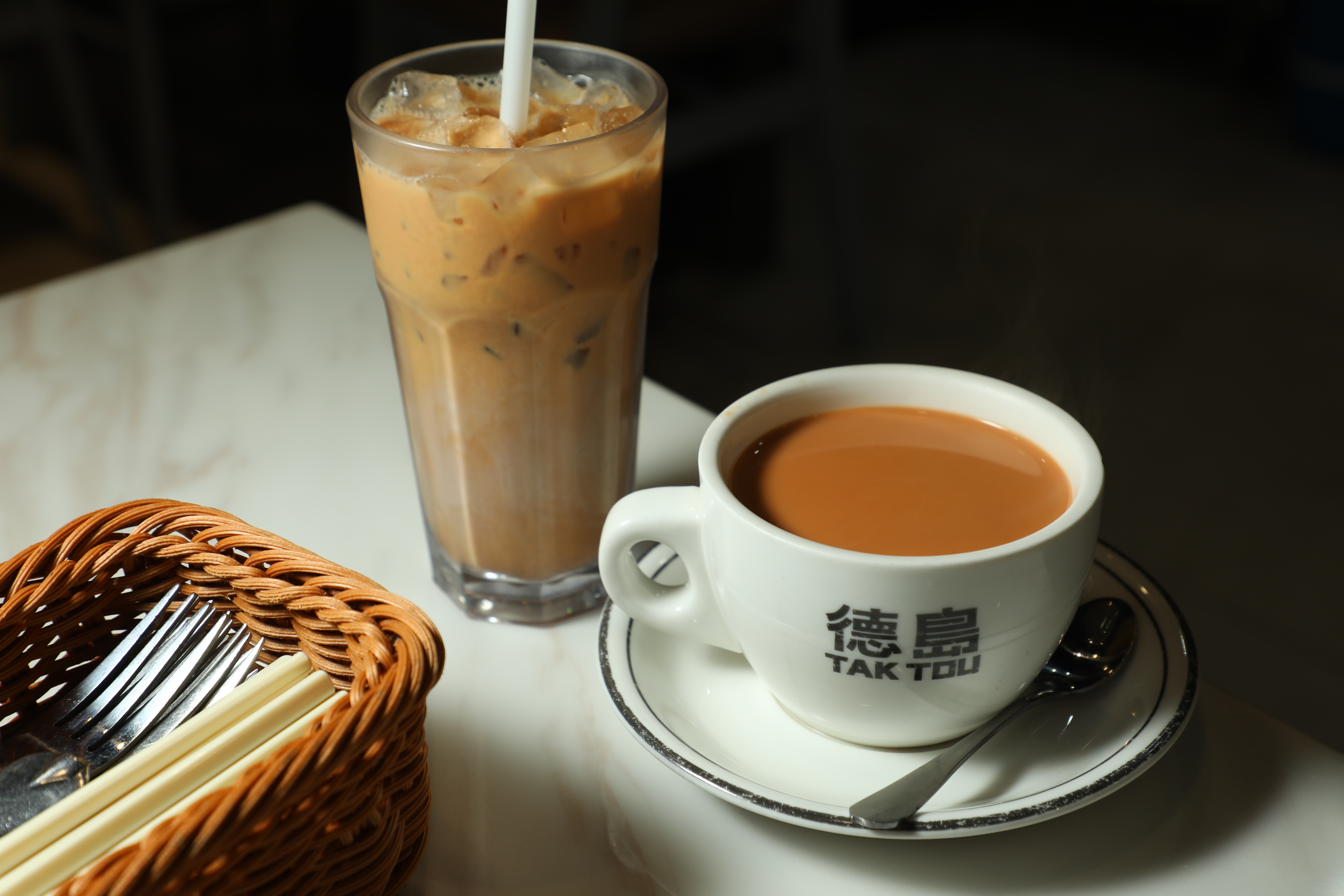 創立「德島」的羅德師傅曾拿下香港金茶王、國際金茶王與金鴛鴦三項大獎，對奶茶和鴛鴦都有最高標準的堅持。（熱飲港幣24元／杯、凍飲港幣26元／杯、樽裝港幣29元／支）