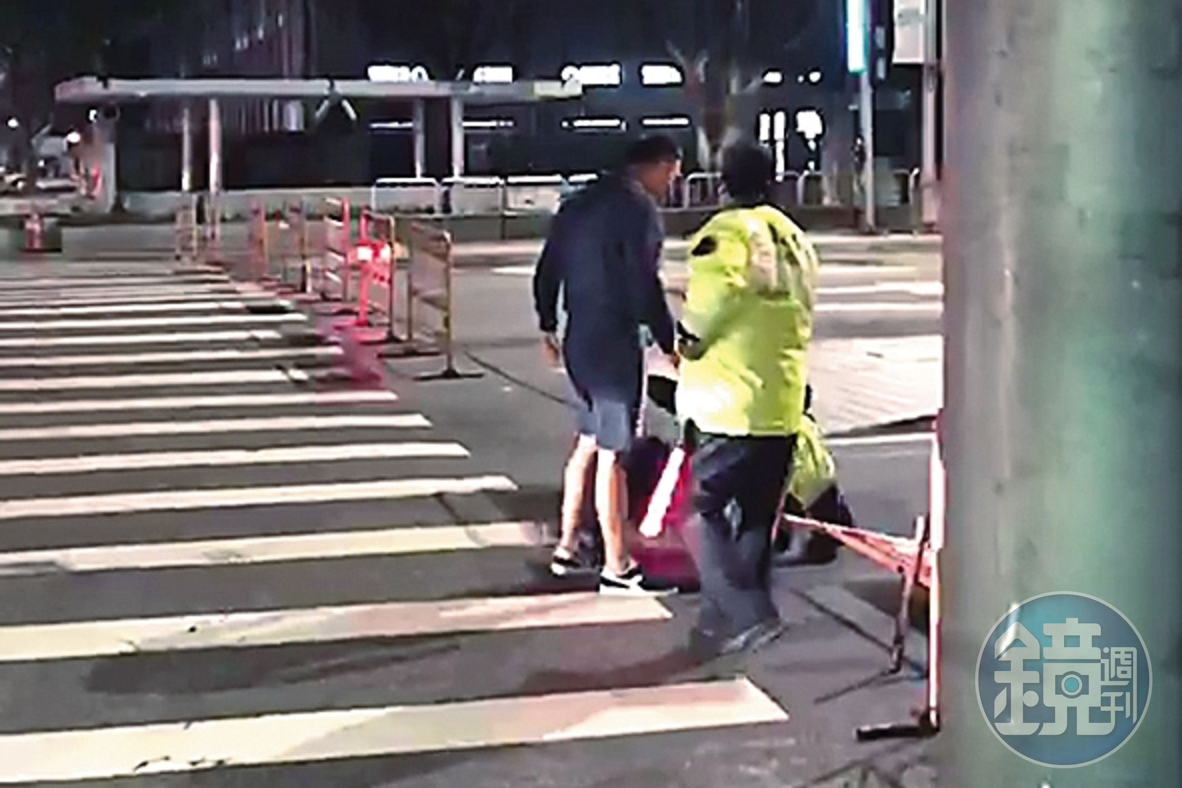 趙駿亞（左）怒罵義交後，還將前來調解的員警推倒在地，造成員警腰部、胸部鈍傷。（讀者提供）