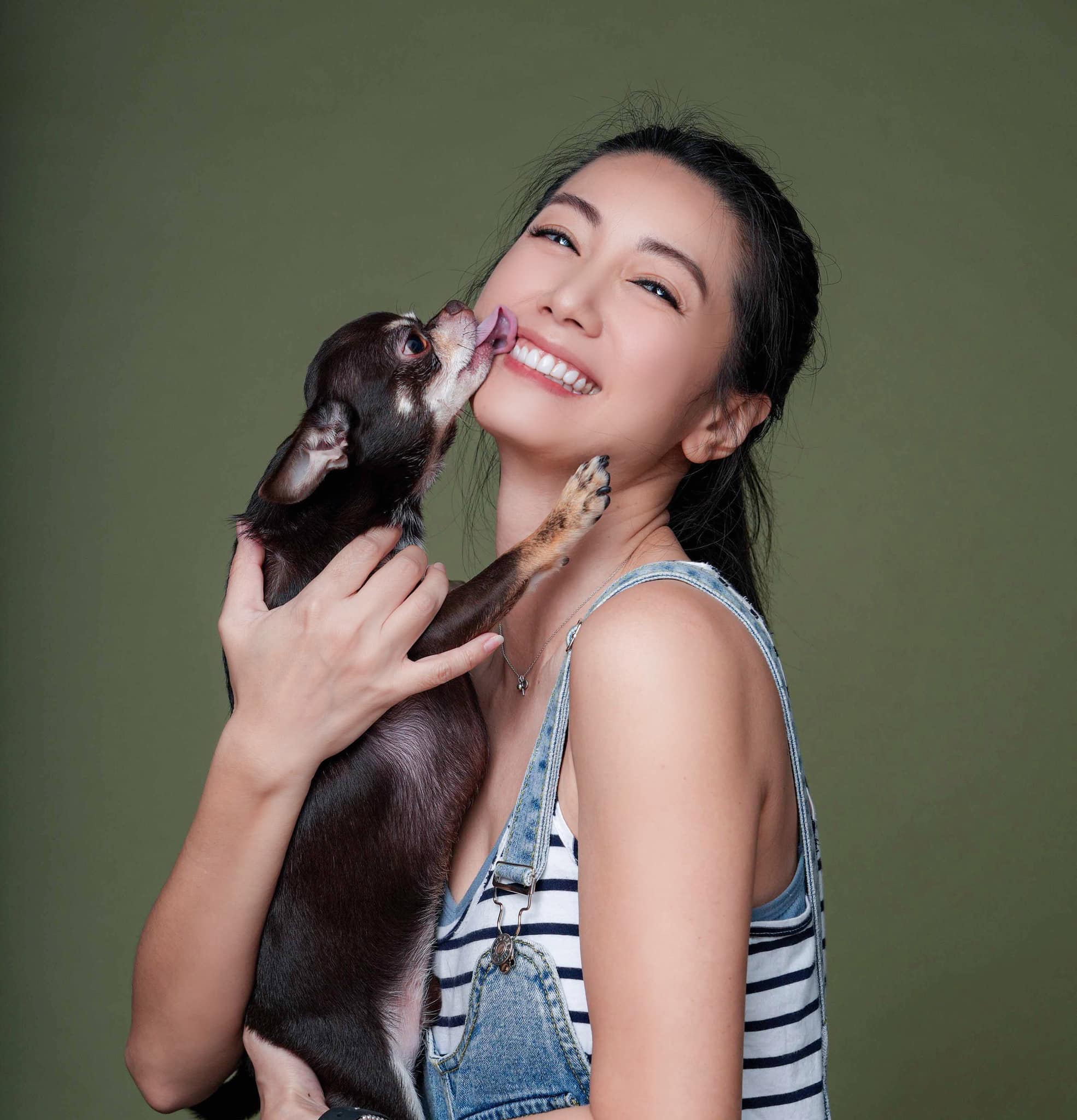 林韋君春風滿面熱戀中，稱愛犬布朗尼給了她當媽的感覺。（翻攝臉書）