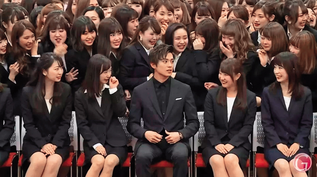 新田真劍佑（前排中）在日本曾被票選為十大國寶級帥哥。（翻攝自tvgroove YouTube）