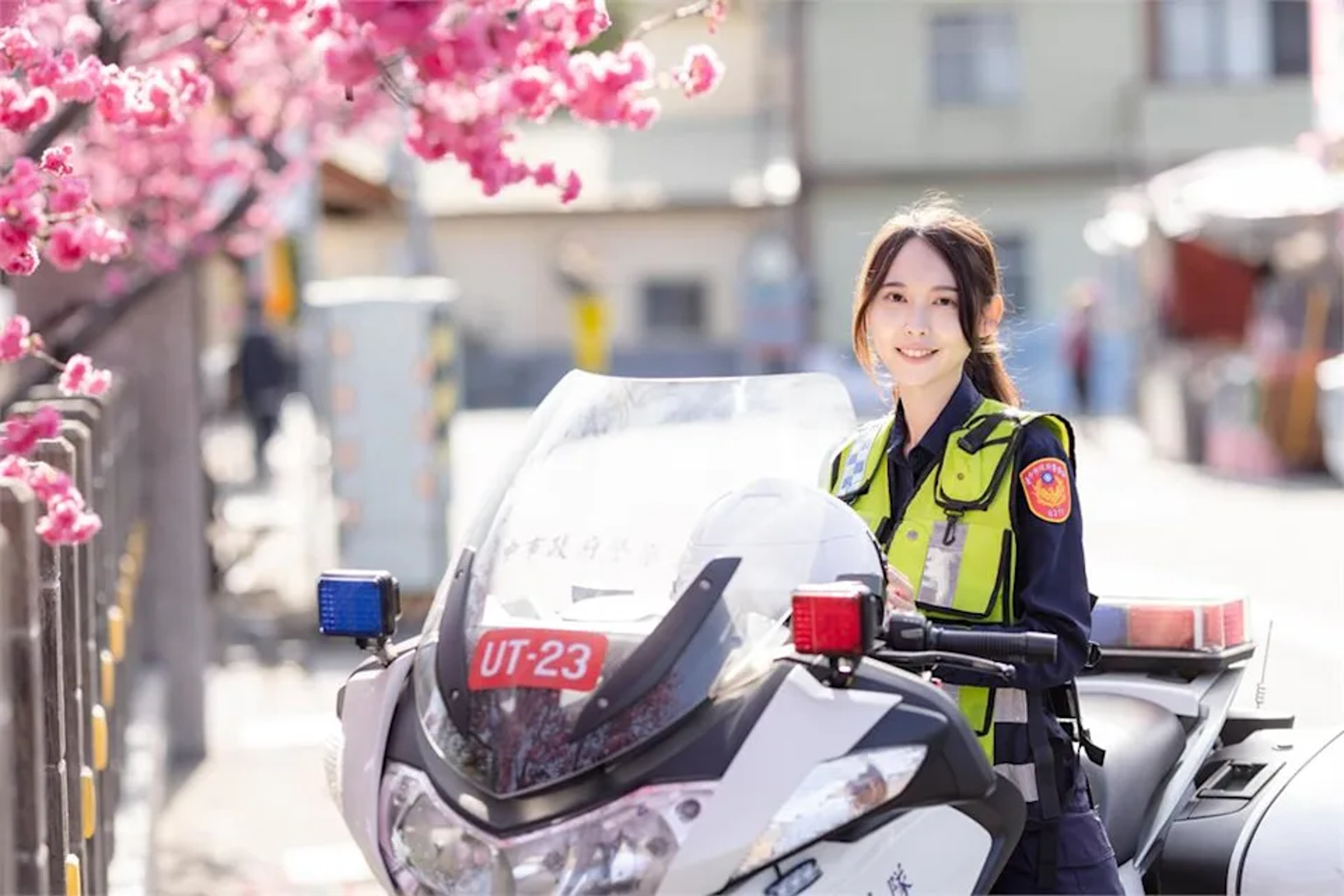 「TCPB 局長室」加碼貼出正妹女警照,引發網友熱議。(翻攝 Threads@tcpb_commissionerTCPB)