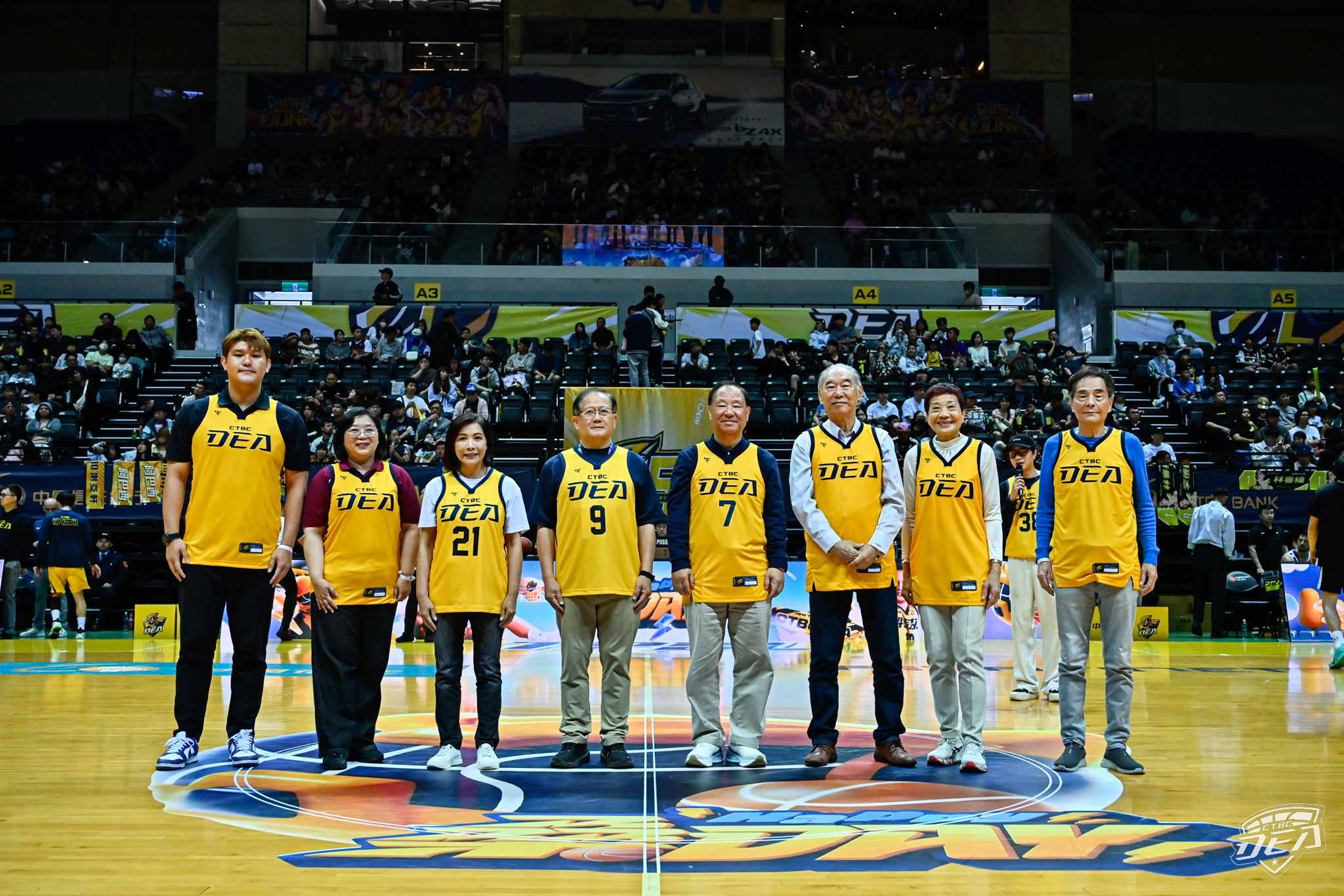 中信特攻特5日邀籃球名人堂開球，由理事長葛永光（右4）代表開球。（中信特攻提供）