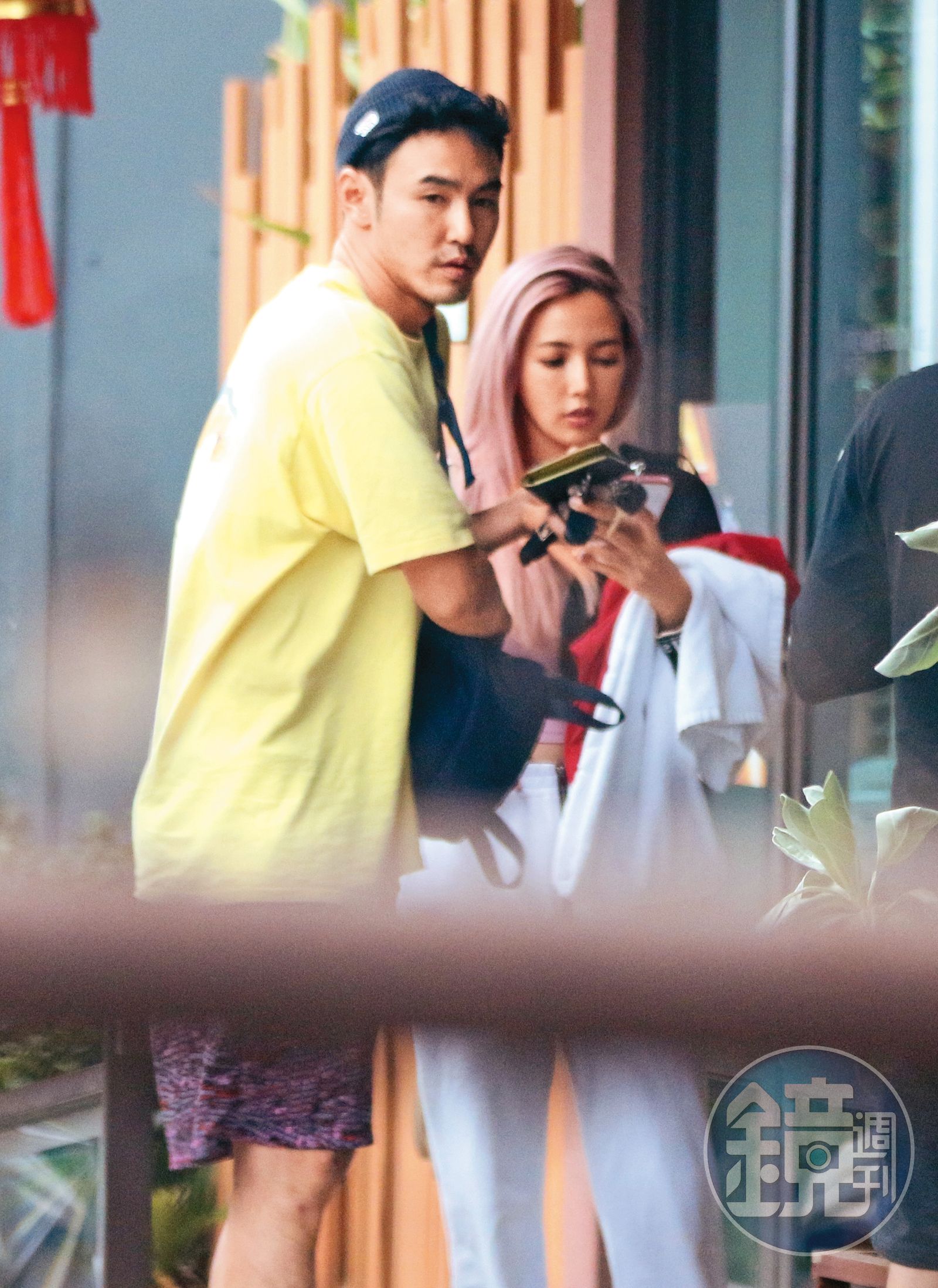 阮經天（左）曾和拐拐（右）來往好一陣子，還跑到墾丁騎車被直擊，但緋聞見光死