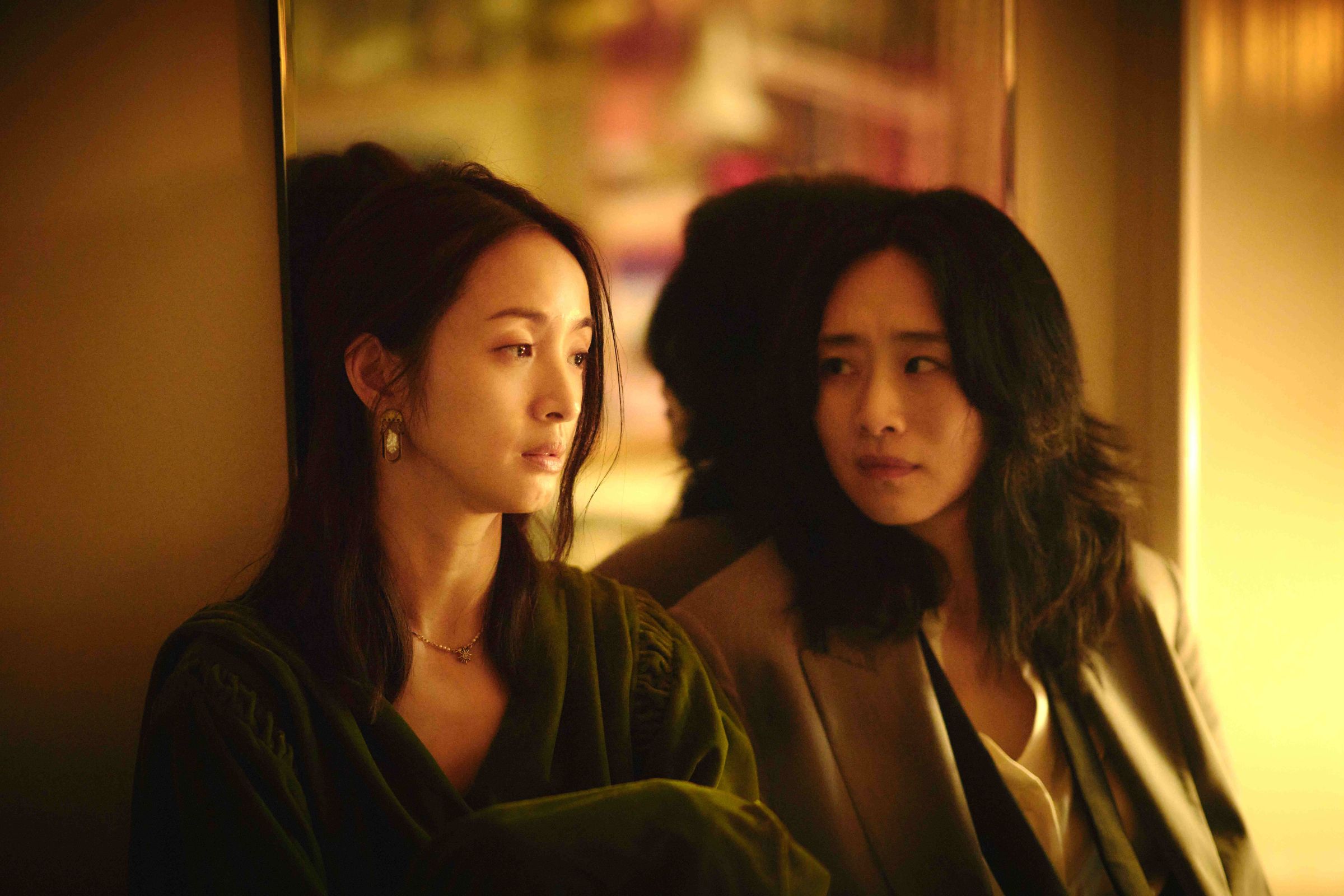 林依晨(左)首度擔任監製並主演，在《失明》中與吳可熙大談女女戀。（中山73提供）