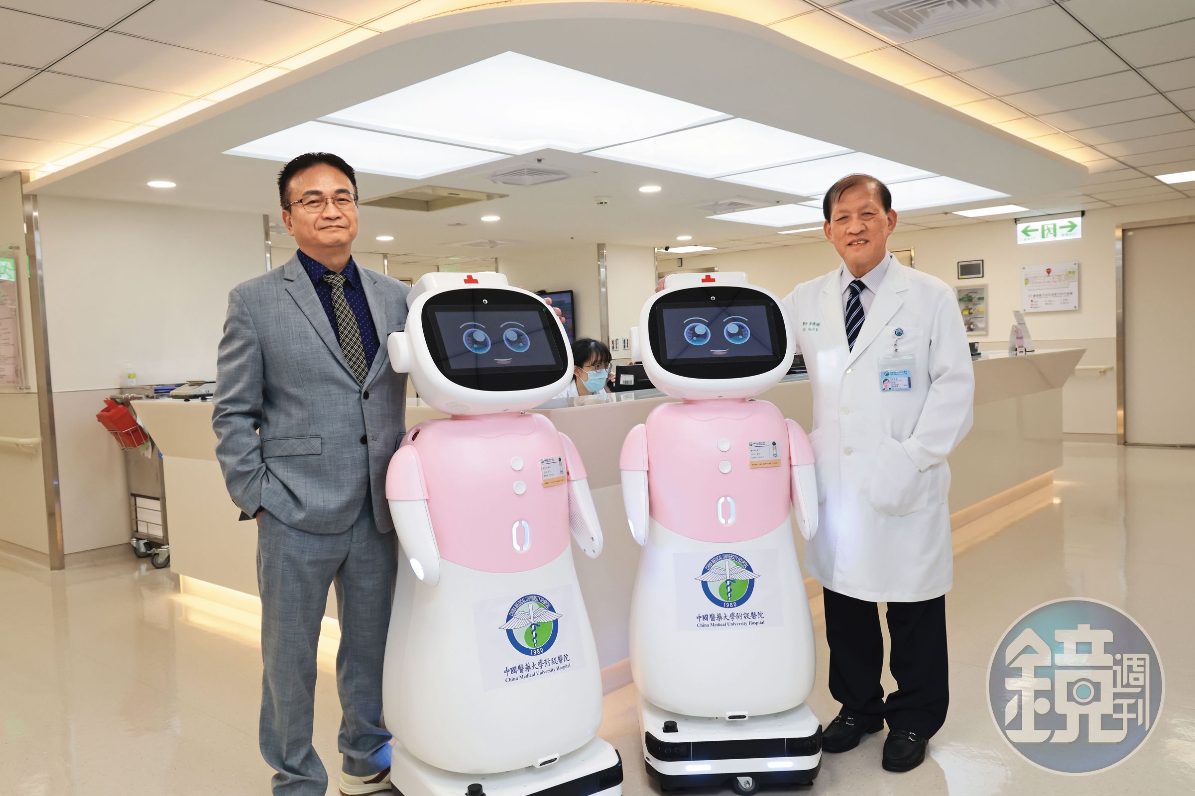 藉由中國醫藥大學暨醫療體系的資源,長聯科技迅速讓護理協作機器人愛 寶進入醫療場域「上工」。左為長聯科技董事長李友錚,右為中醫大附醫院長 周德陽。